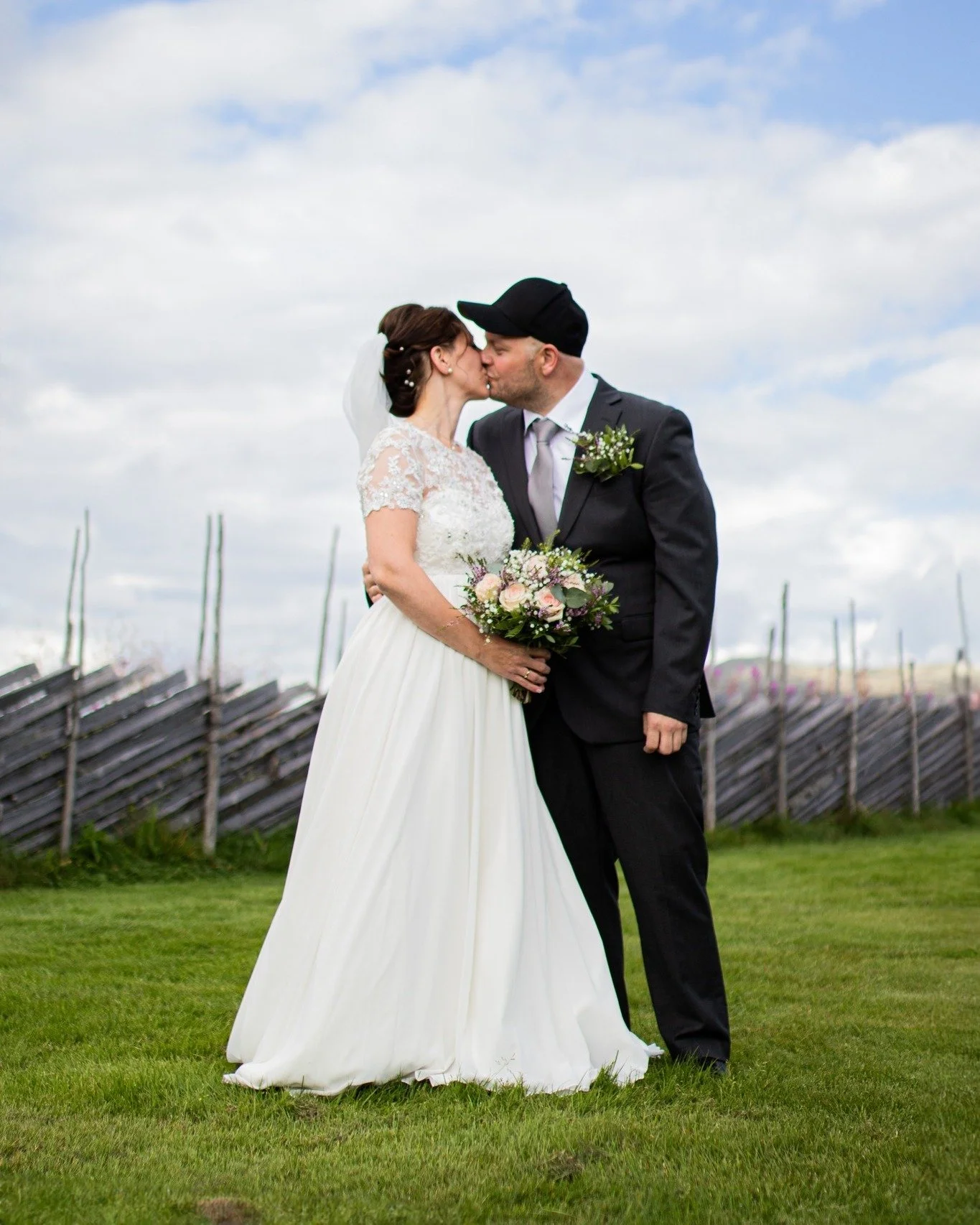 Gro Elise og J&oslash;rn Andre trengte en fotograf til &aring; forevige sin store dag. Vi var p&aring; nydelige Galten G&aring;rd, og her er noen av bildene vi fikk. Takk for muligheten, det var veldig stas &aring; f&aring; v&aelig;re en liten del av