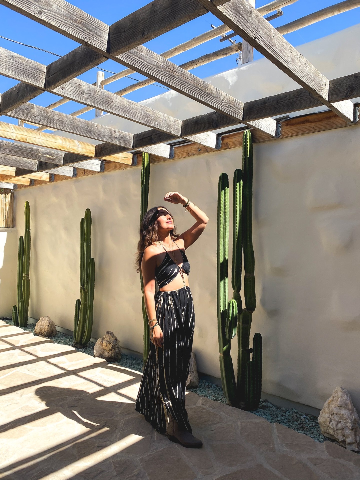 There is something magical about being in the desert. The energy shifts, the birds carry a different note and if you listen carefully, you can tune into your own heart beat💓.

#travel #desert #supermoon #dress #energy #beautyinnature