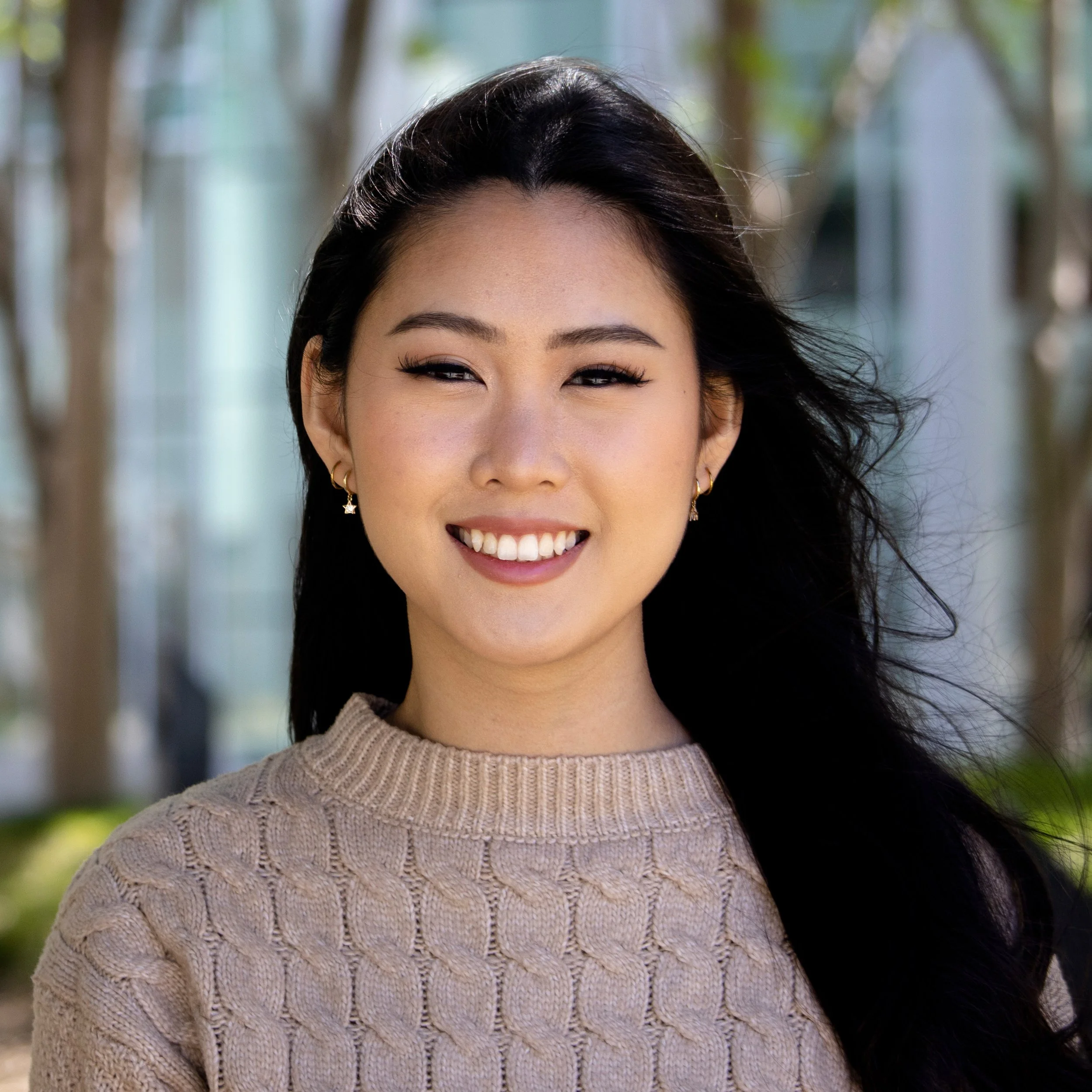 Headshot Vivian 1x1.jpg