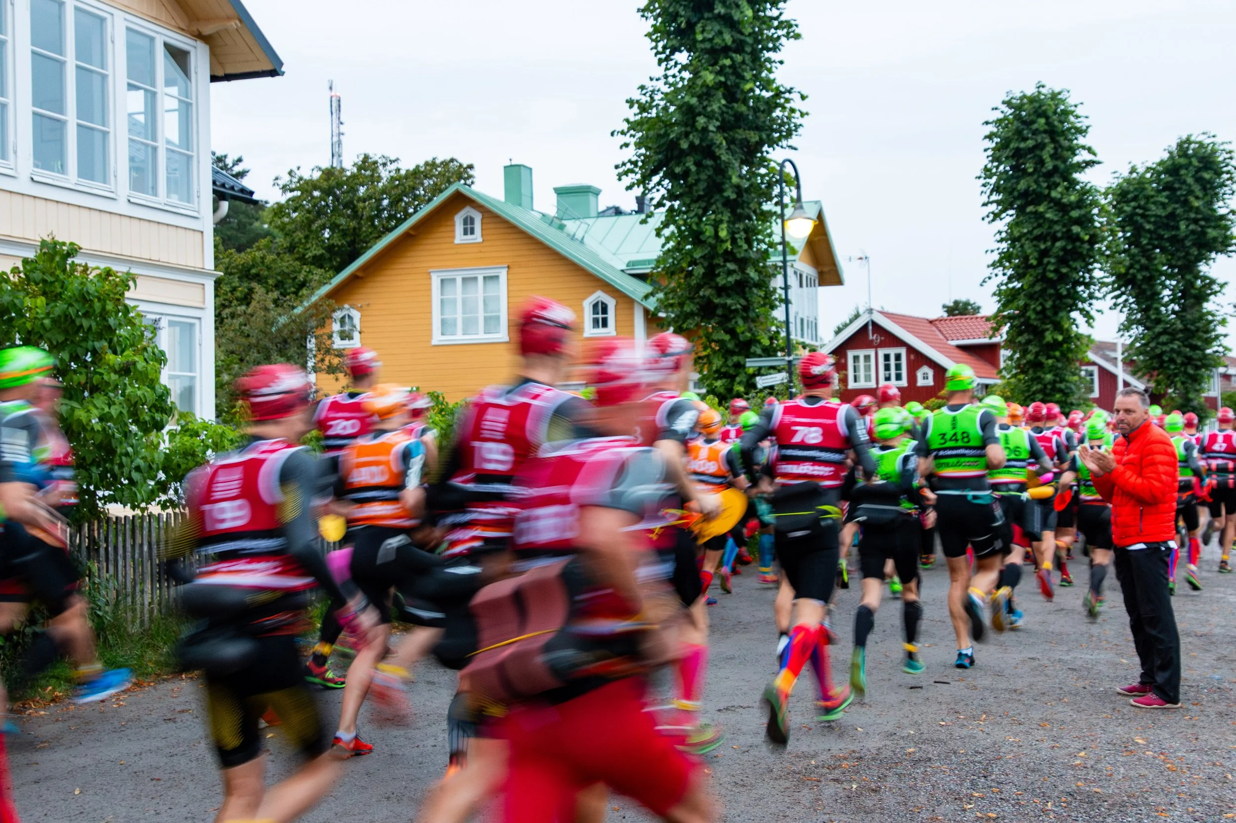 otillo swimrun world championships 2019 start blur.jpg