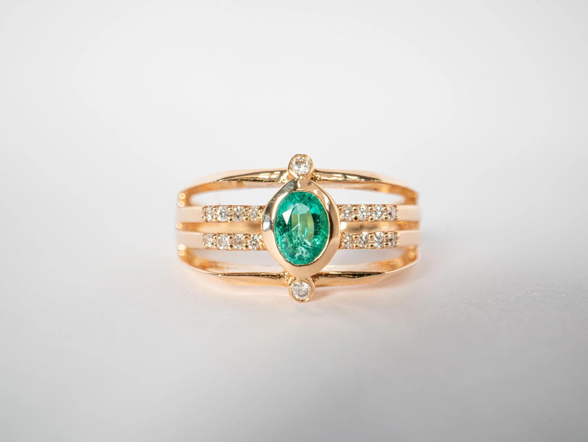 01-Lush-Radiance-18K-Rose-Gold-Emerald-Ring-with-a-Halo-of-18-Sparkling-Diamonds-0.07ct.jpg