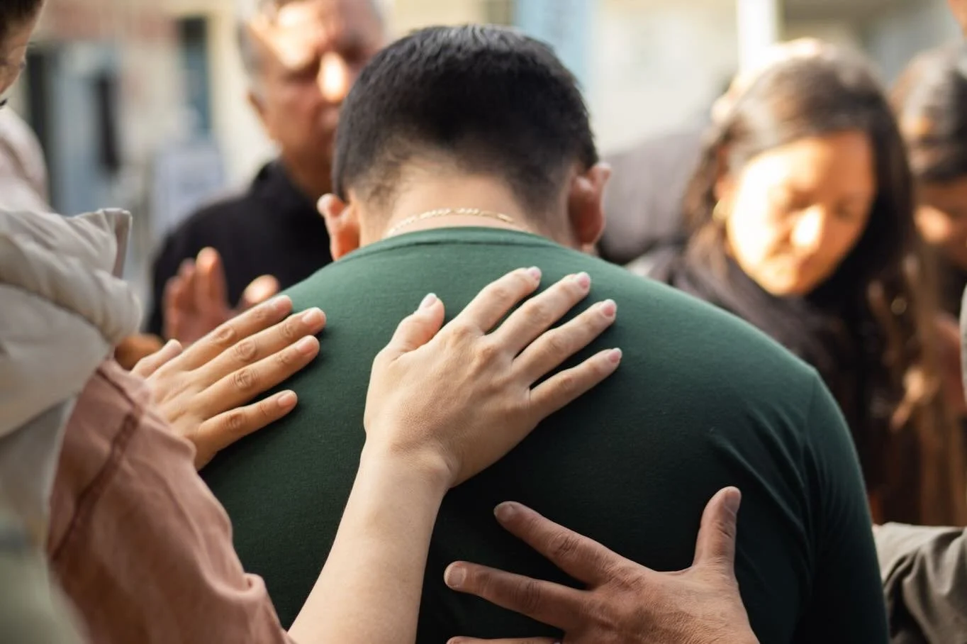 Hands speak when words fall short.
So thankful for our community 🫶🏻
//
Las manos hablan cuando las palabras no alcanzan.
Estamos muy agradecidos por nuestra comunidad 🫶🏻