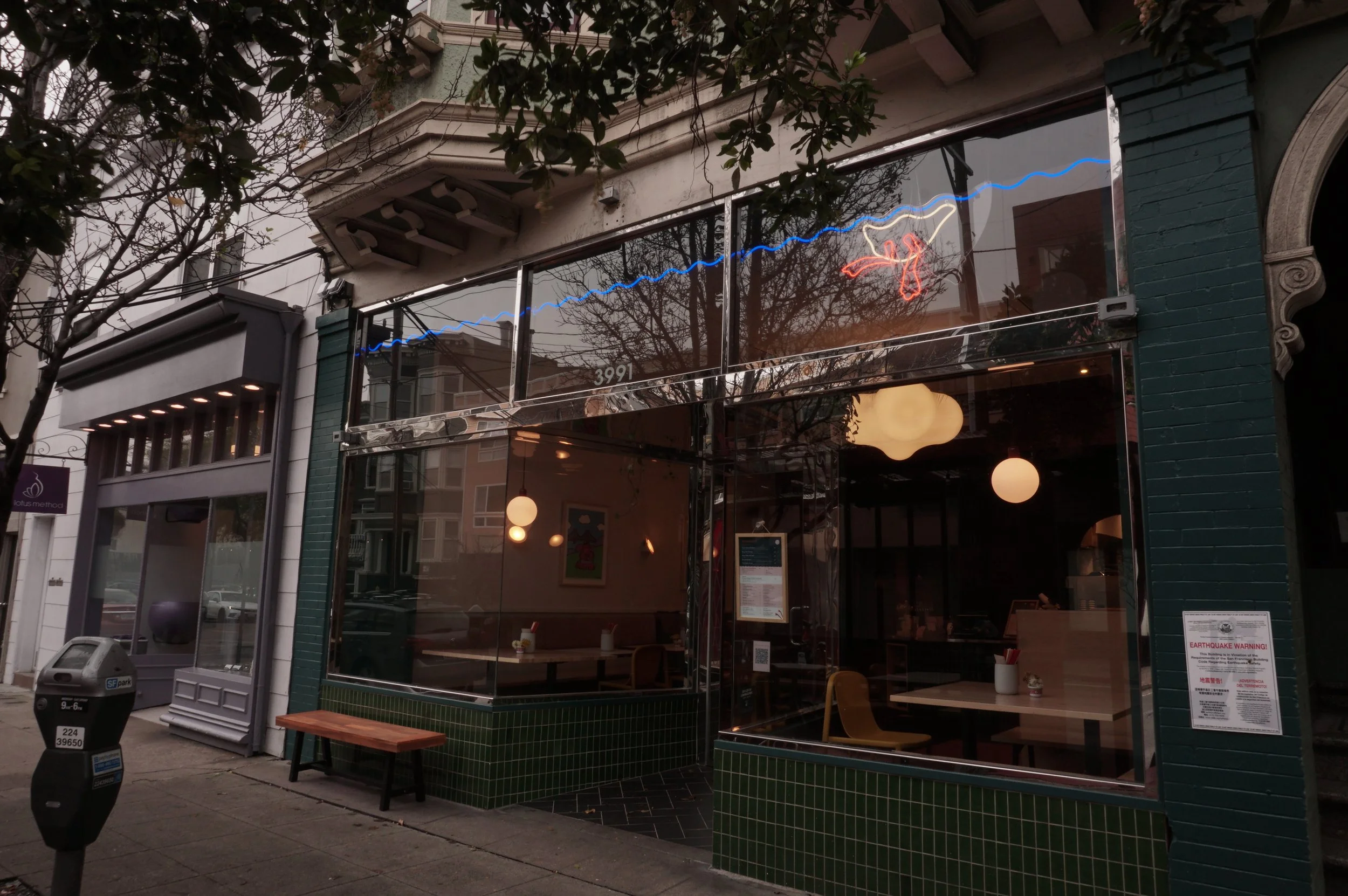 Transom Window Neon for Mamahuhu