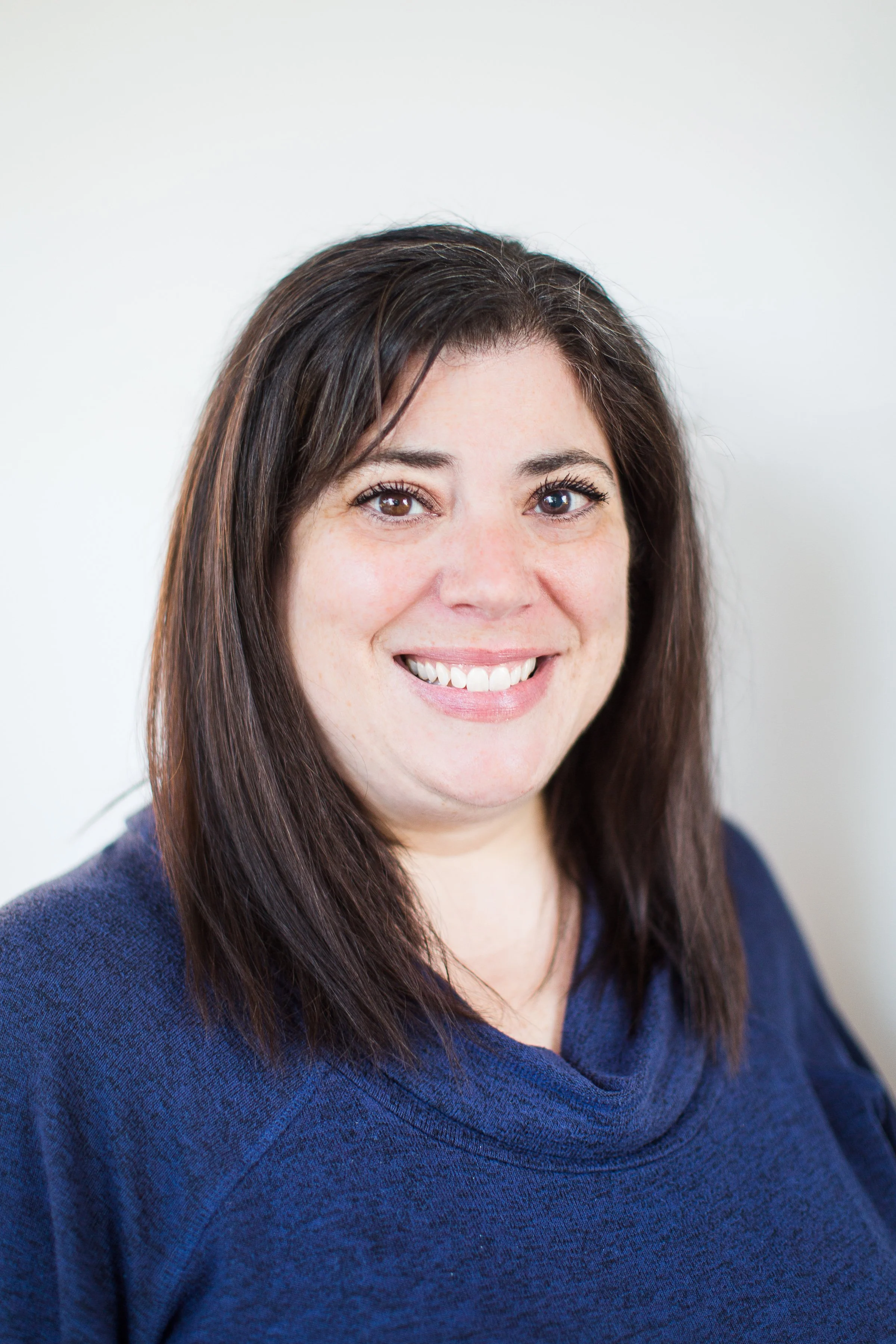 Certified birth doula Shauna Davis from Woodstock, IL is ready to connect with families in need of a birth doula in Illinois and Wisconsin.