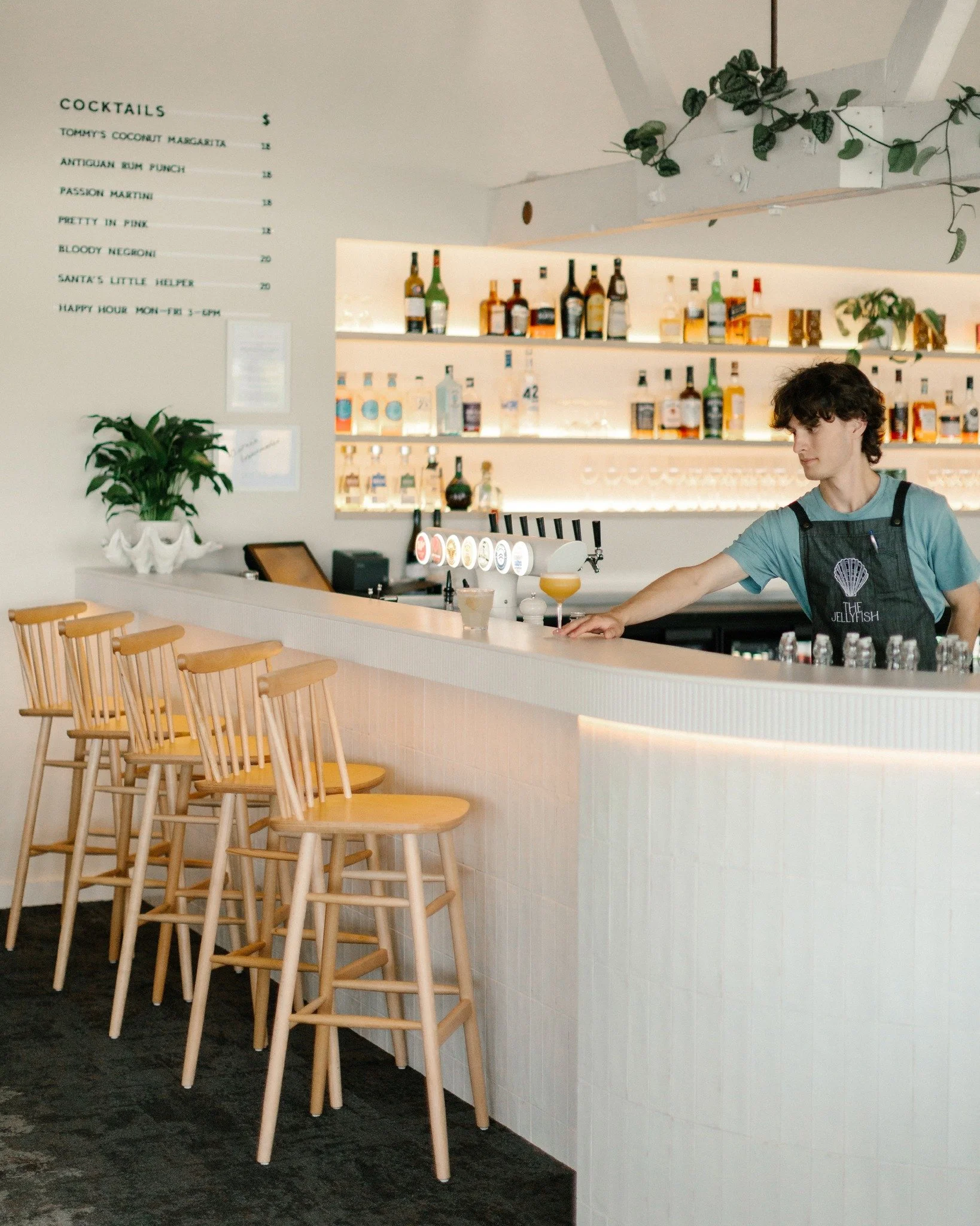 Cocktails + Lunch = Perfect Combo 🍸

There&rsquo;s nothing like a fresh cocktail and a delicious lunch by the water to make your day feel a little brighter.

📍 The Jellyfish, Māpua Wharf ~ where good vibes, tasty food and great drinks come together