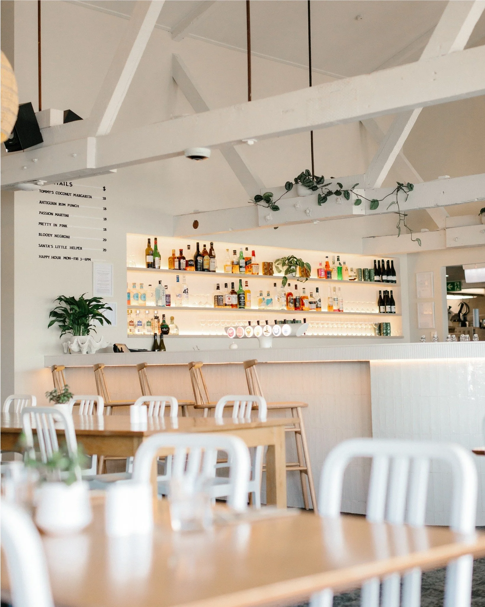 Evenings at The Jellyfish are back 〰️ Join us for dinner, drinks and all the good waterfront evening vibes - 𝐓𝐡𝐮𝐫𝐬𝐝𝐚𝐲 𝐭𝐨 𝐒𝐮𝐧𝐝𝐚𝐲, 𝐭𝐢𝐥𝐥 𝐥𝐚𝐭𝐞.