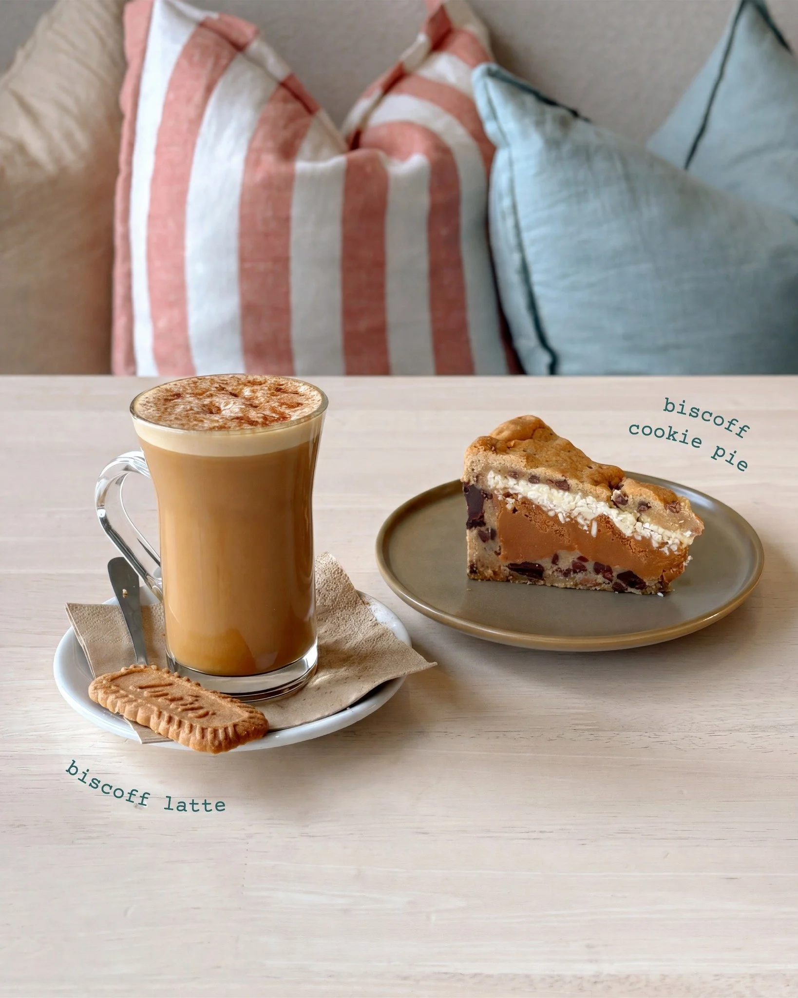 𝐂𝐚𝐥𝐥𝐢𝐧𝐠 𝐚𝐥𝐥 𝐁𝐢𝐬𝐜𝐨𝐟𝐟 𝐥𝐨𝐯𝐞𝐫𝐬 🤎⁣⁣
⁣⁣
Are you reaching for our Biscoff Latte or Biscoff White Chocolate Cookie Pie?⁣⁣
⁣⁣
☕ Team Latte⁣⁣
🍪 Team Cookie Pie⁣⁣
⁣⁣
And if choosing feels impossible&hellip; why not have both?⁣⁣
The perf