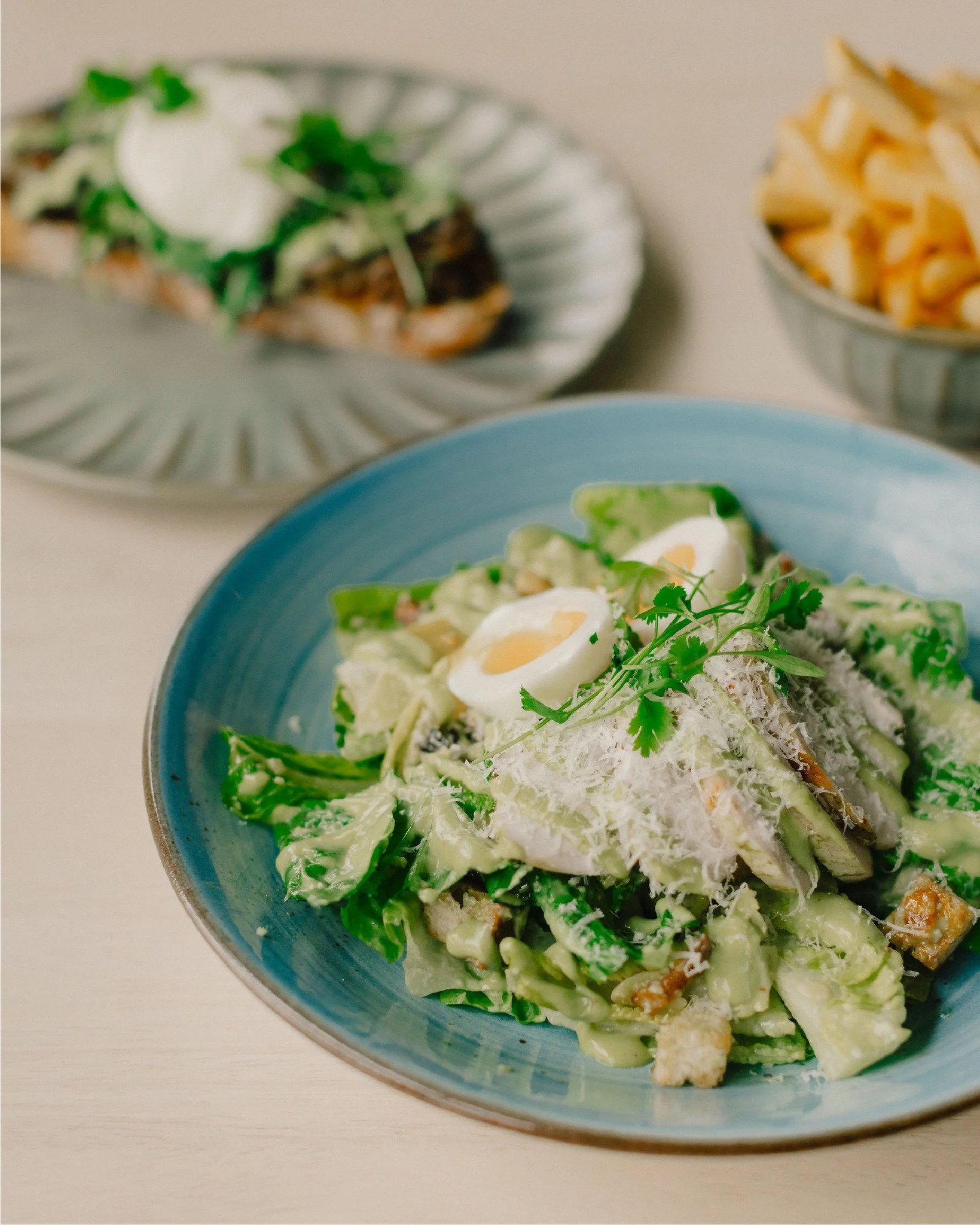 For the days you're craving something fresh... but still delicious.⁣⁣
⁣⁣
Grilled marinated chicken, crispy bacon, a jammy egg, crunchy cos, shaved parmesan, golden croutons and our creamy caesar dressing... all the good stuff, none of the compromise.