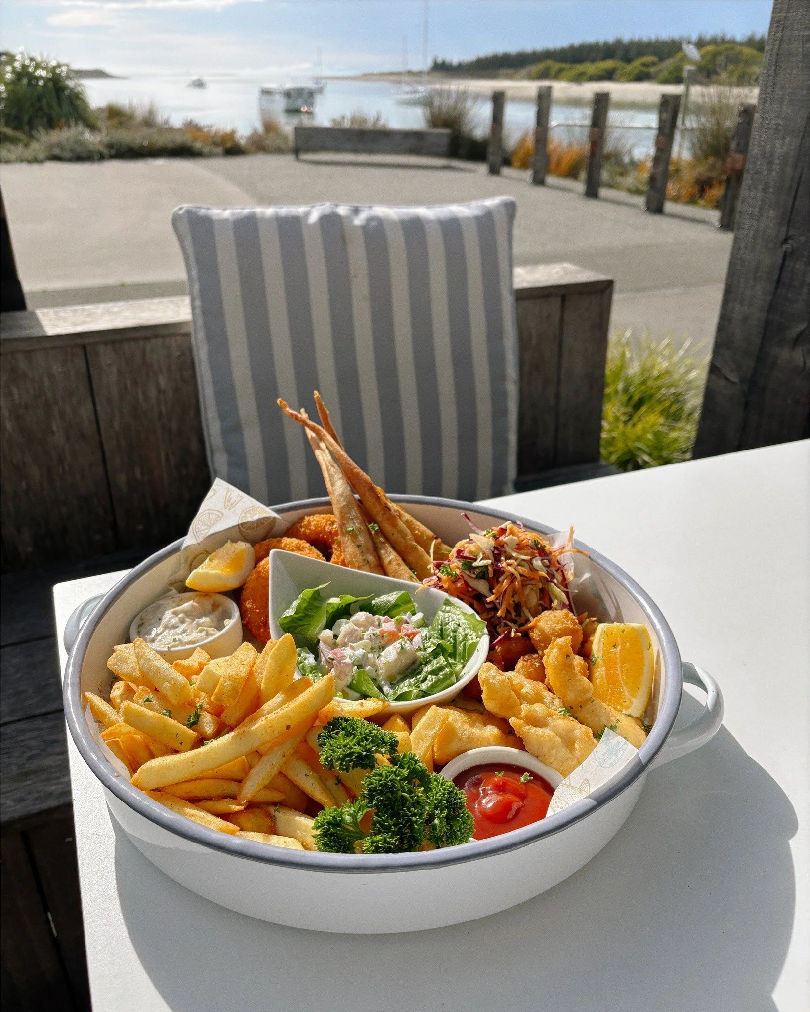 New menu addition... 𝐊𝐢𝐰𝐢 𝐒𝐭𝐲𝐥𝐞 𝐒𝐞𝐚𝐟𝐨𝐨𝐝 𝐏𝐥𝐚𝐭𝐭𝐞𝐫 ~ made for sharing between two (or not... we won't judge 😉)⁣⁣
⁣⁣
Beer battered fish, popcorn shrimp, prawn twisters, crumbed calamari, raw fish salad, slaw, seasoned fries, tarta
