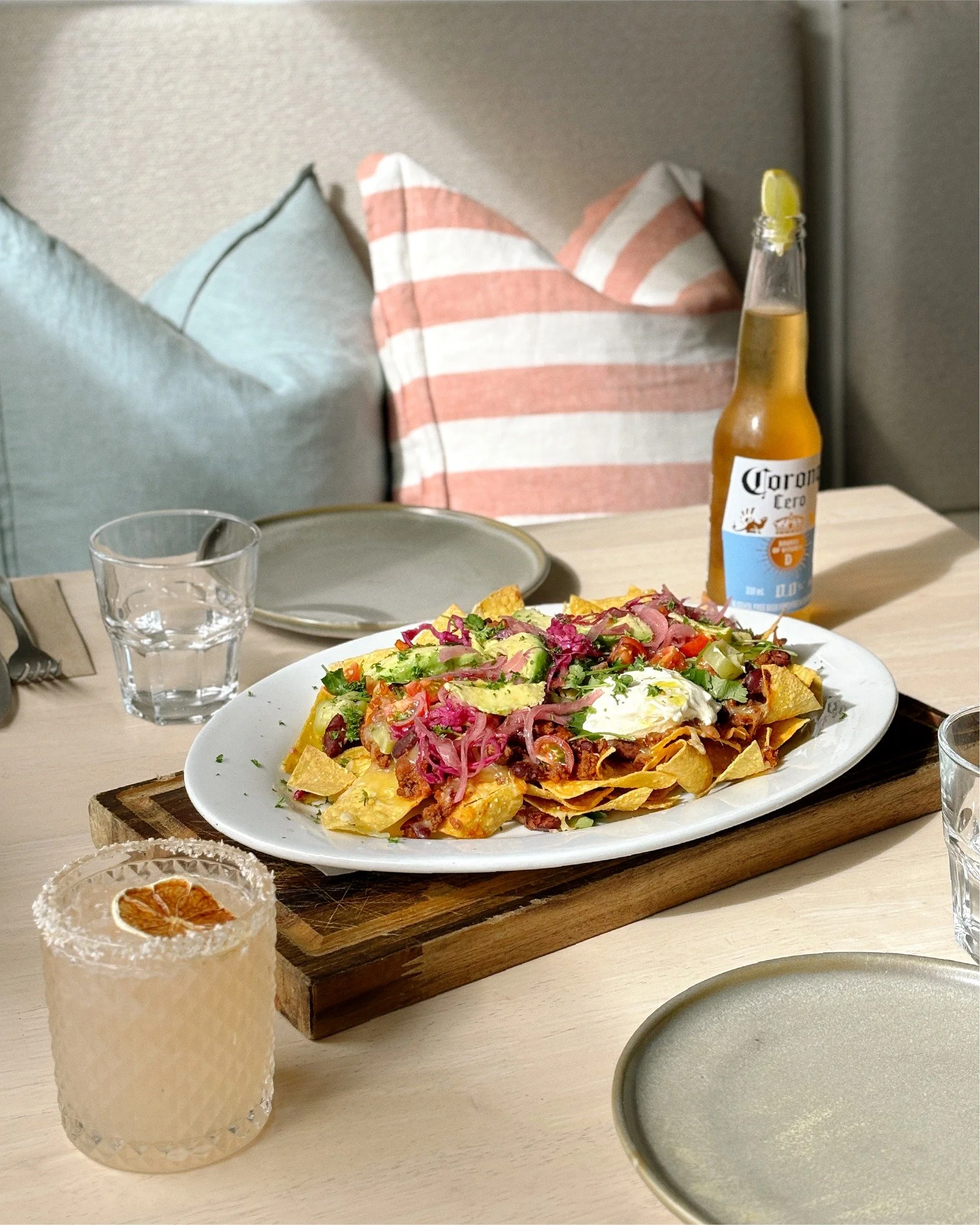 𝐍𝐚𝐜𝐡𝐨 𝐚𝐯𝐞𝐫𝐚𝐠𝐞 𝐬𝐡𝐚𝐫𝐢𝐧𝐠 𝐩𝐥𝐚𝐭𝐞 🧀⁣
⁣
Say hello to our Chilli Beef Nachos ~ seasoned corn chips loaded with chilli beef mince, tasty cheese, avocado, soured cream, homemade pickles &amp; coriander. Packed with flavour and best enj