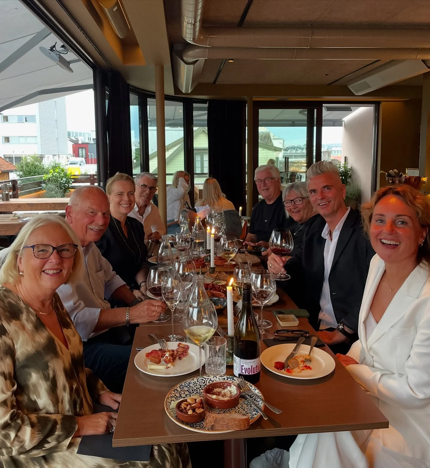 Fin feiring av fin mann med fin familie p&aring; fin vinbar! 🥂🎶✨ Happy 50 @janove.no ! @verandavin.no @susannereienes