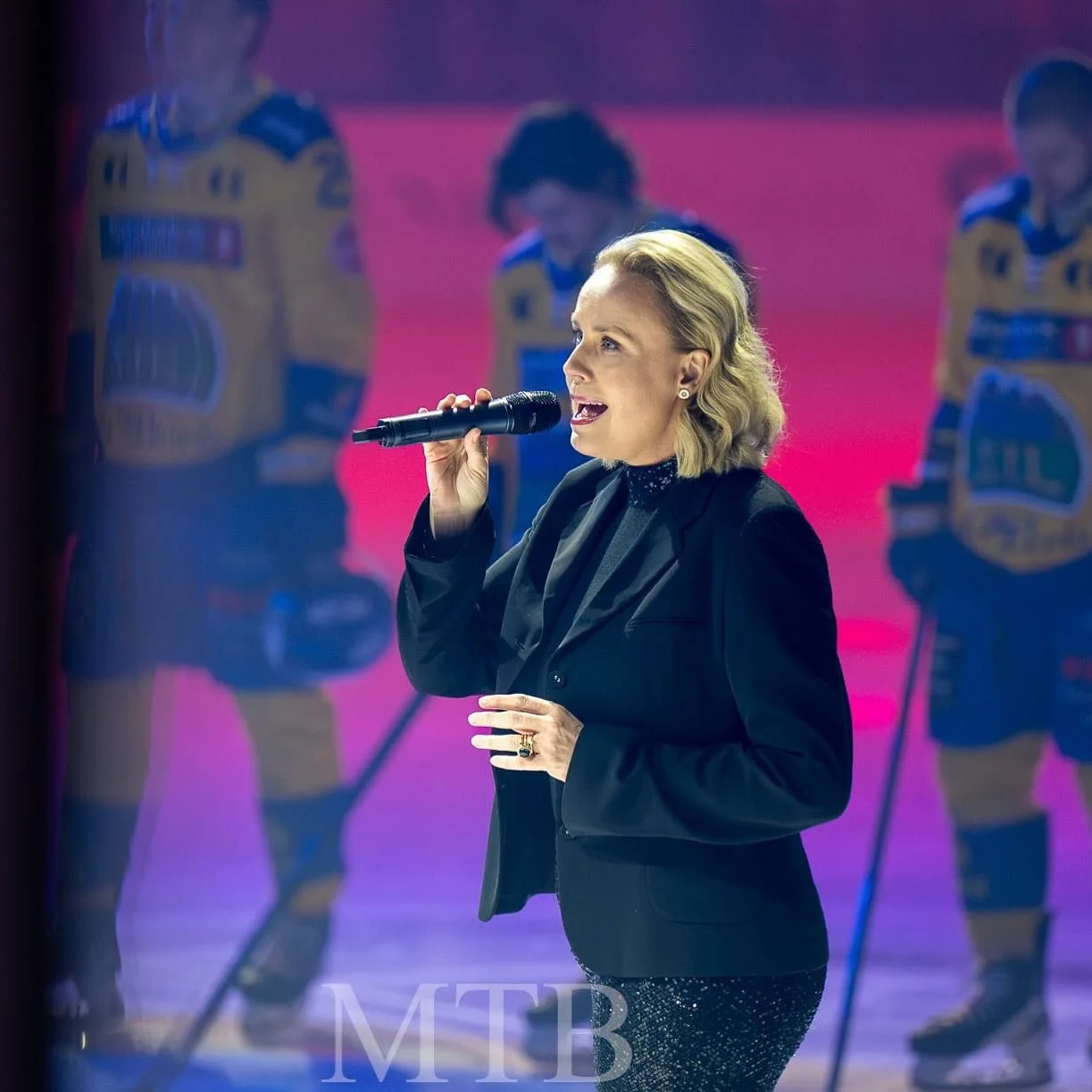 Fra g&aring;rsdagens fremf&oslash;relse av nasjonalsangen i DNB-Arena! Tusen takk til fotograf Marianne Tufteland Bryn ❤️🙏