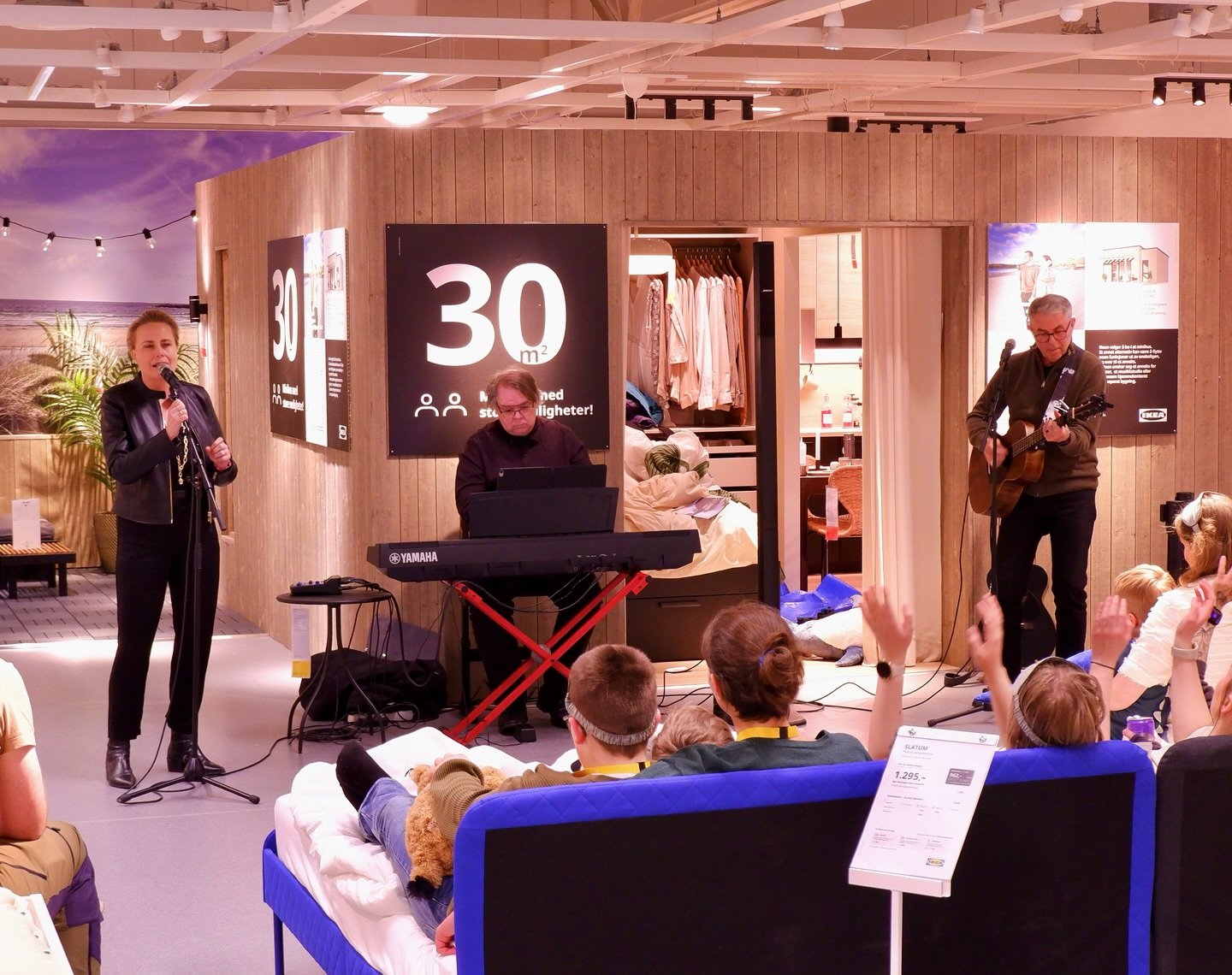 Veldig stas &aring; synge p&aring; &laquo;World sleep day&raquo; p&aring; IKEA Forus! Ogs&aring; foran v&aring;r egen lille Mini Suite! 🏡 #worldsleepday #minisuites @minisuites #minisuitesbyfiskarhedenvillan