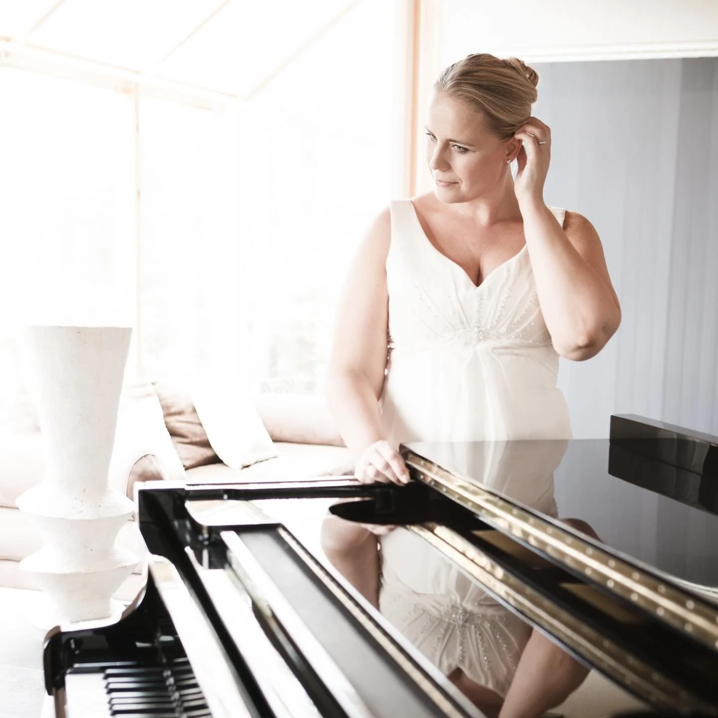 &Aring; synge i bryllup handler for meg om langt mer enn selve sangen. Det handler om &oslash;yeblikket, stemningen &ndash; og om &aring; gi plass til det som allerede er der.

Min erfaring er at musikk i en vielse fungerer best n&aring;r den ikke ta