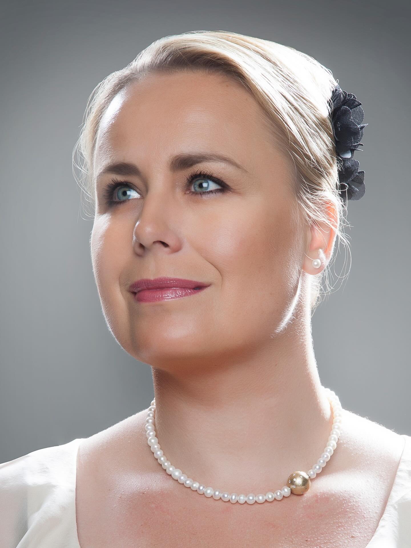 &Aring; synge i begravelser er noe av det mest meningsfulle - og mest krevende jeg gj&oslash;r som sanger.

I en gravferd er ikke prestasjonen det viktigste. Musikken skal ikke imponere, men bekrefte det som allerede er der. Den skal st&oslash;tte or