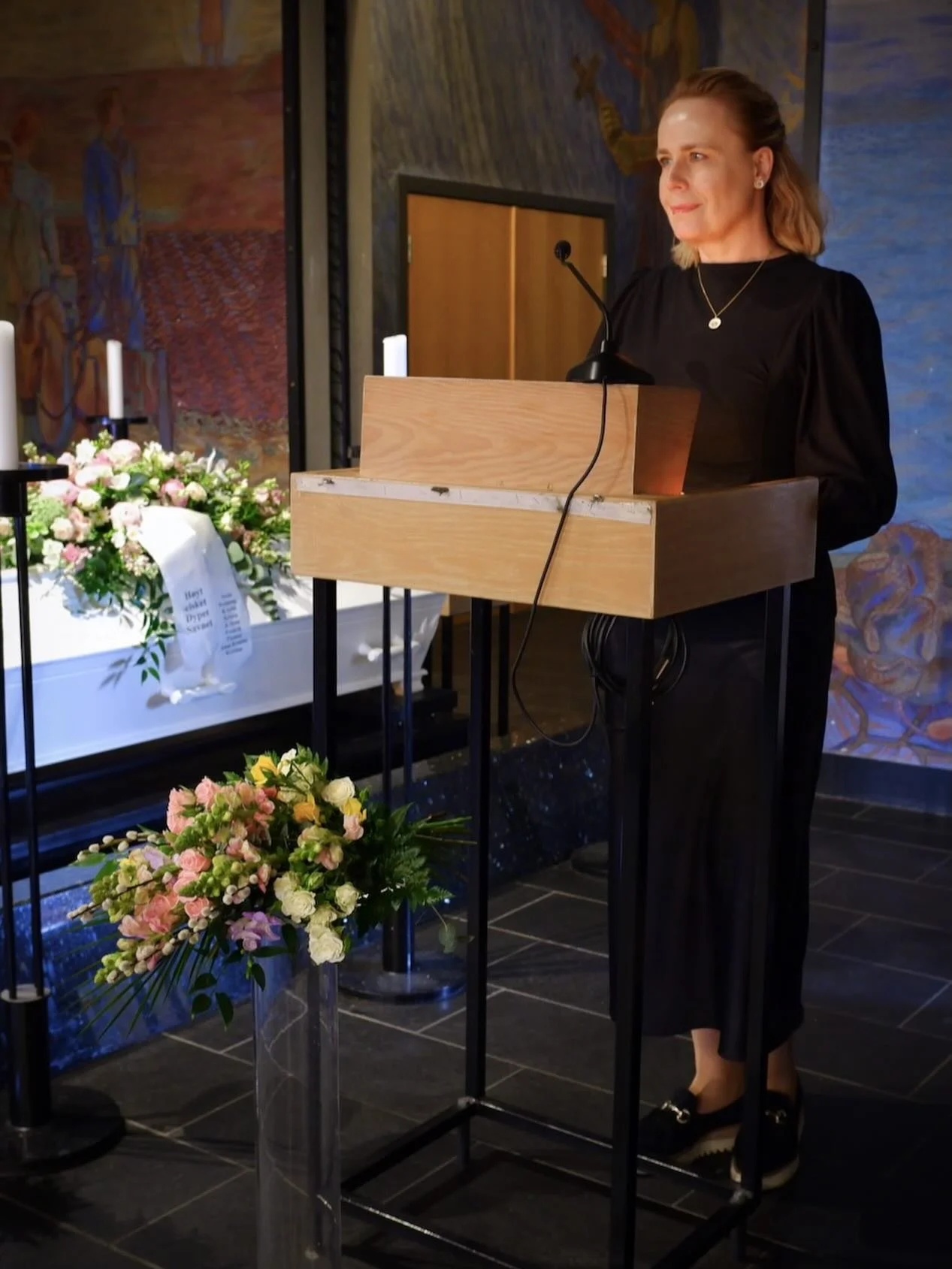 Noen ganger f&aring;r jeg g&aring; inn i rom der livet kjennes skj&oslash;rt.

Som seremonileder i livssyns&aring;pne begravelser m&oslash;ter jeg mennesker i en av deres mest s&aring;rbare faser. 

N&aring;r et kj&aelig;rt menneske d&oslash;r, st&ar