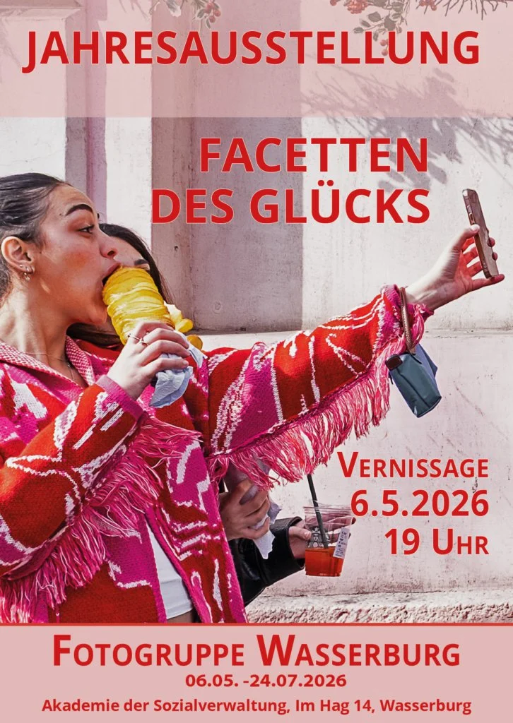 Frauen, die Fotos machen bei einer Kunstausstellung im Wasserburg, mit Textinformationen zur Ausstellung, Eröffnung am 6. Mai 2026 um 19 Uhr.