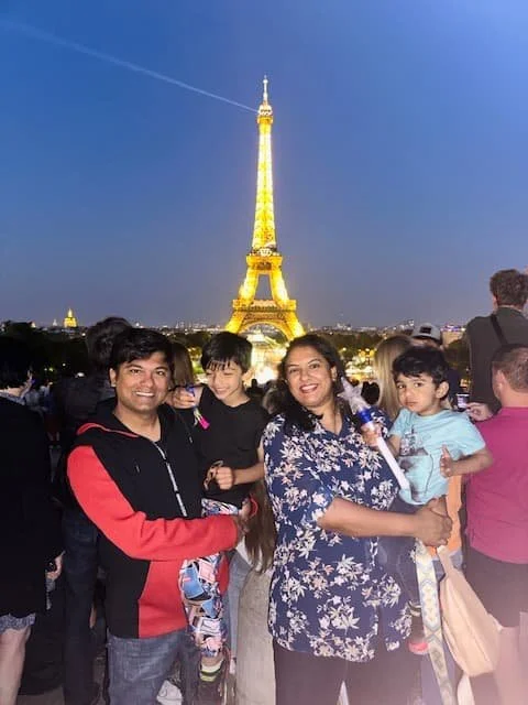 Family in front of the eifel tower