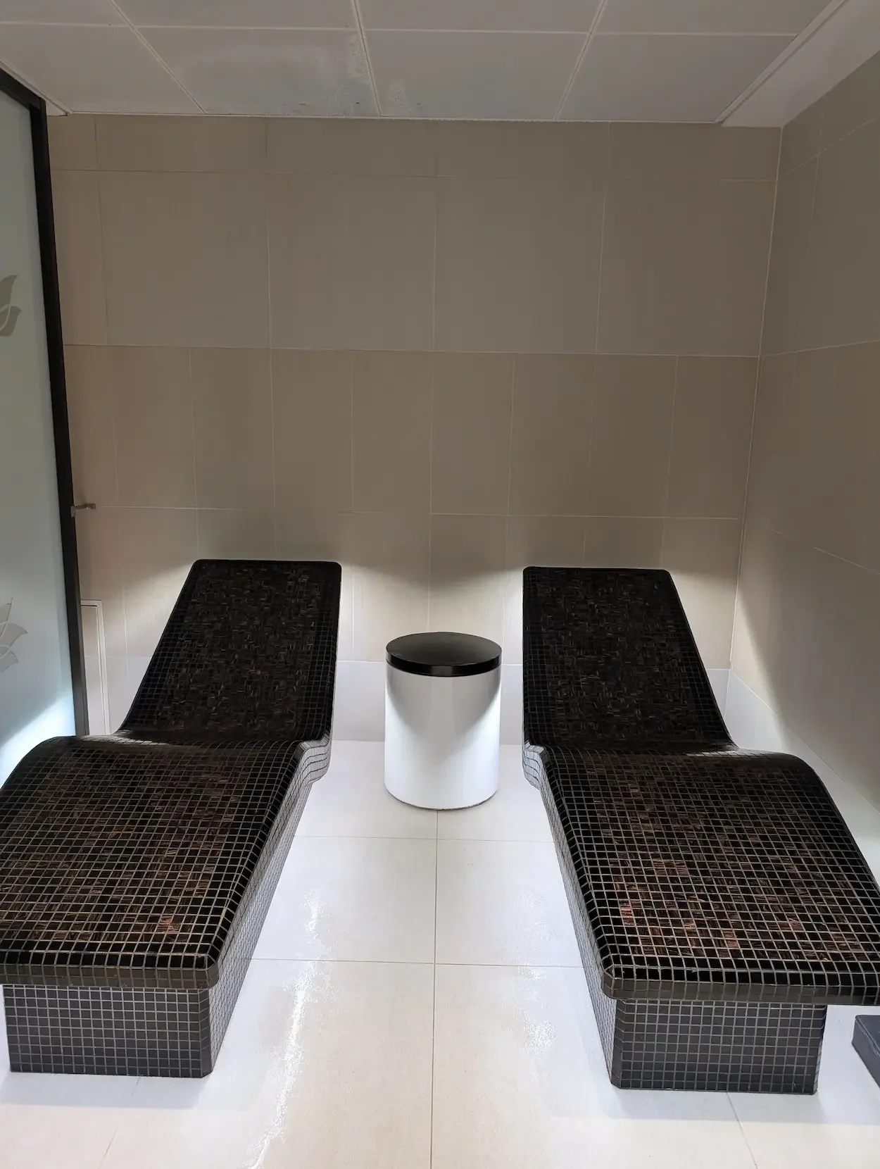 Enclave Heated Lounger