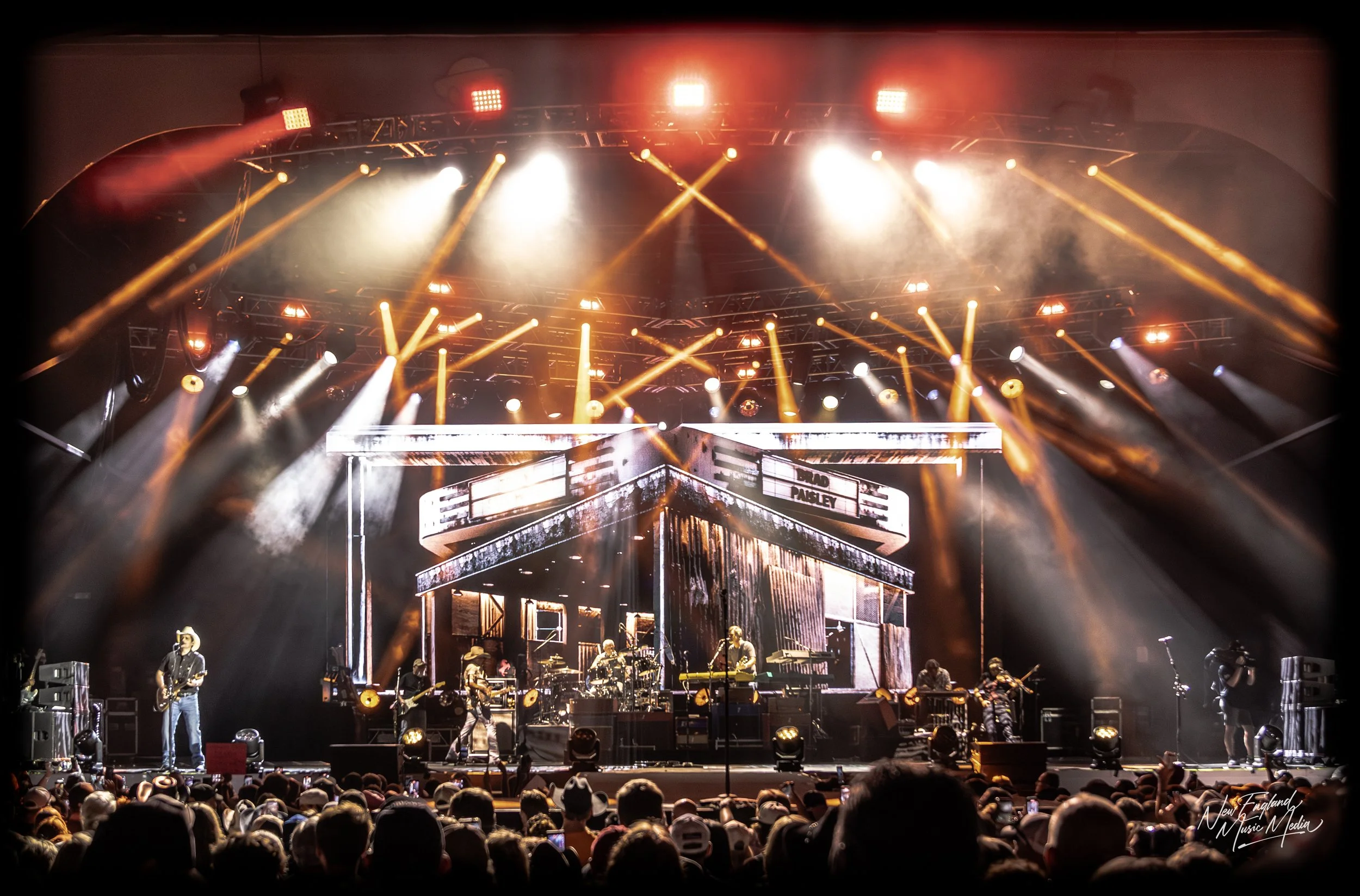 Brad Paisley Bank NH Pavilion.
