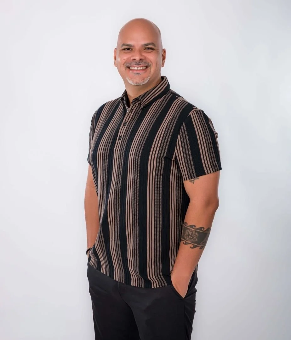 Portrait of Ángel Comas, founder of Estudio Bohöra, web designer specializing in Squarespace templates for therapists and service professionals