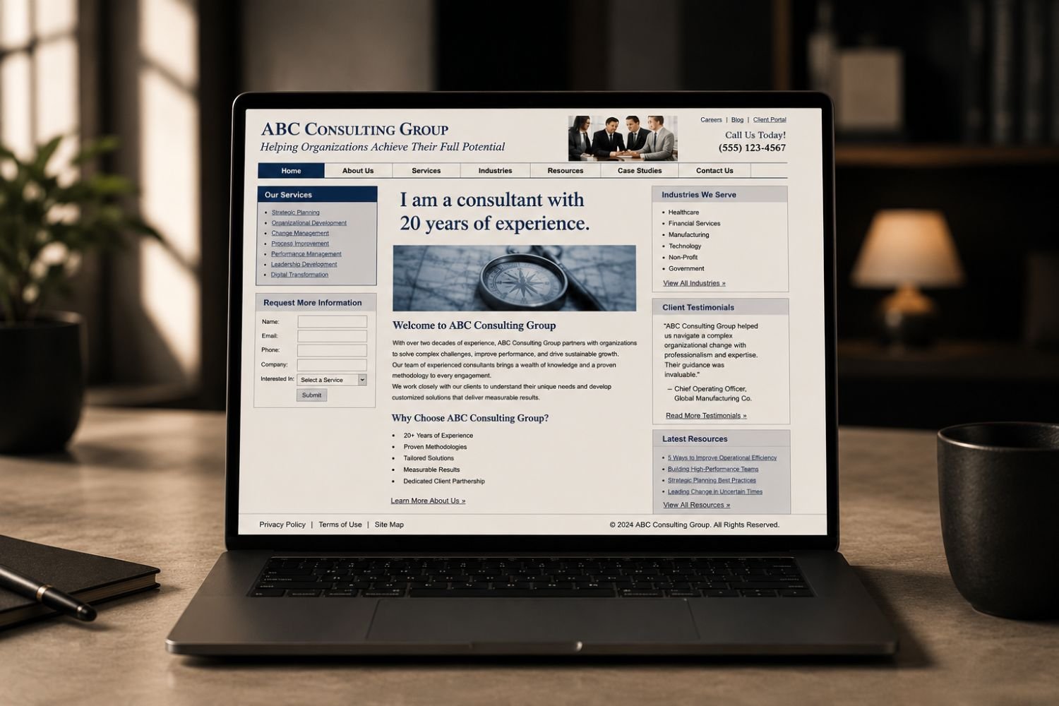 Página web desactualizada de consultor organizacional con exceso de texto y sin CTA claro, mostrando errores comunes de homepage en consultoría y psicología organizacional.