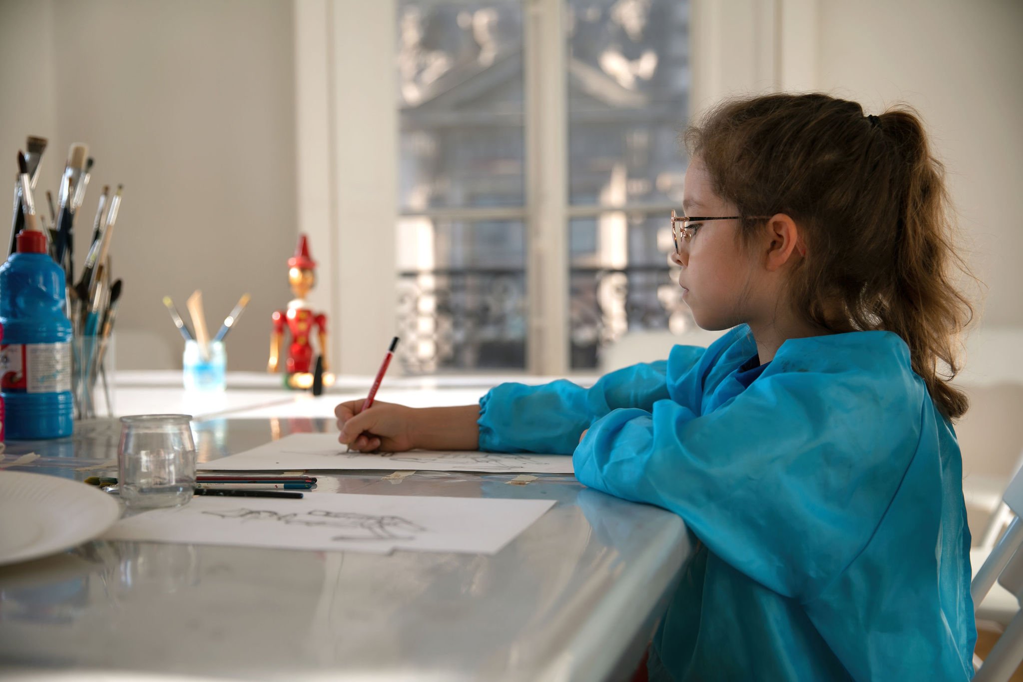 une enfant dessine