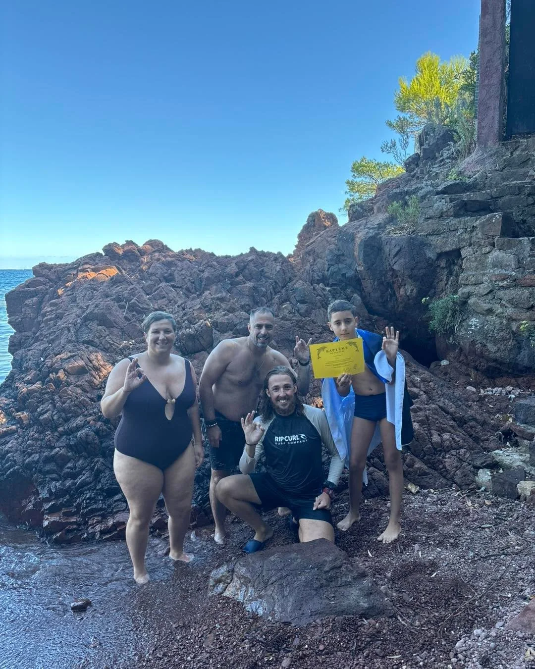 On arrive bient&ocirc;t sur les derniers bapt&ecirc;mes de la saison 😳

C&rsquo;est pass&eacute; tellement vite !! 

On adore &ecirc;tre avec vous dans les calanques de l&rsquo;Esterel !

F&eacute;licitations Evan,Laura et Fabien 🐙

&Agrave; tr&egr