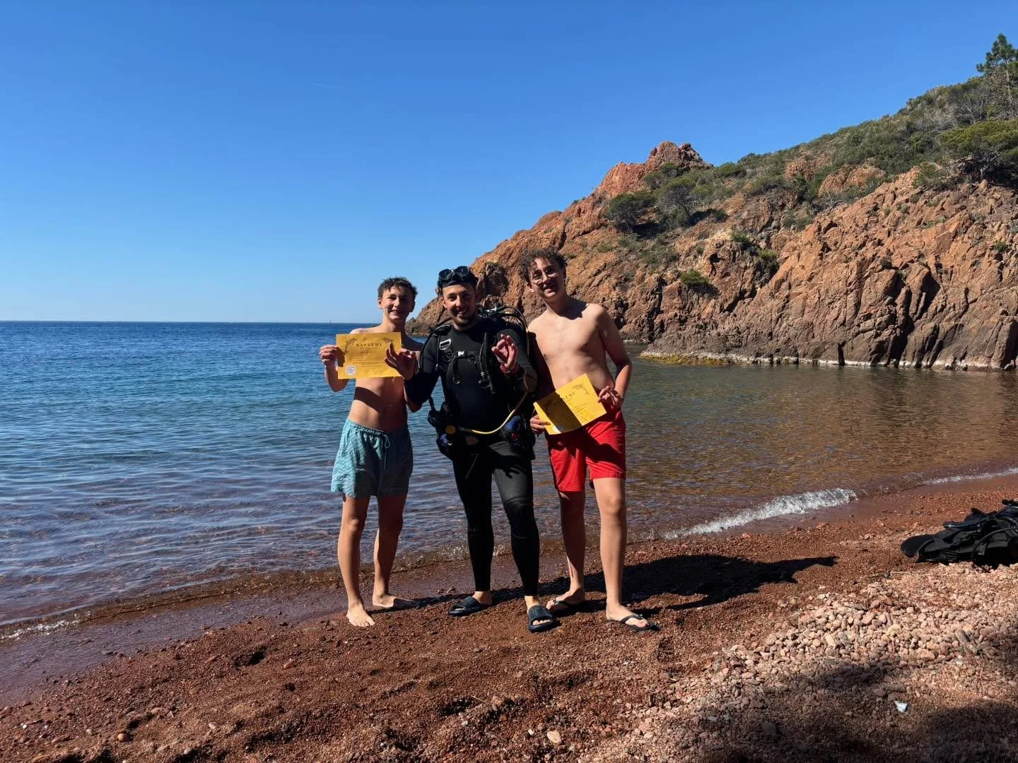 Premiers bapt&ecirc;mes de la saison sur notre calanque Saint Barth&eacute;lemy.
Bravo &agrave; Jules et Paul ✨
Hasta luego chez Clem Plong&eacute;e ! 💃 #esterelcotedazur #baptemedeplong&eacute;e #saintraph&auml;el #saintraphaeltourisme