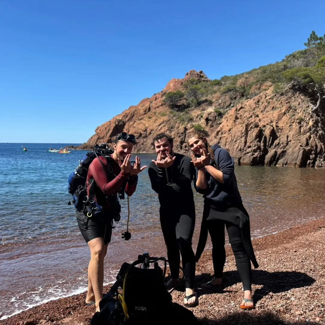 F&eacute;licitations &agrave; Thomas, Marie L&eacute;a, Tony, Julien et Swan 🤚✋

5 baptis&eacute;s de plus 

L'&eacute;t&eacute; arrive 🤠 c'est parti. 

Vous aussi, r&eacute;servez votre initiation ou cours de plong&eacute;e dans l'Esterel 🫨

Rend