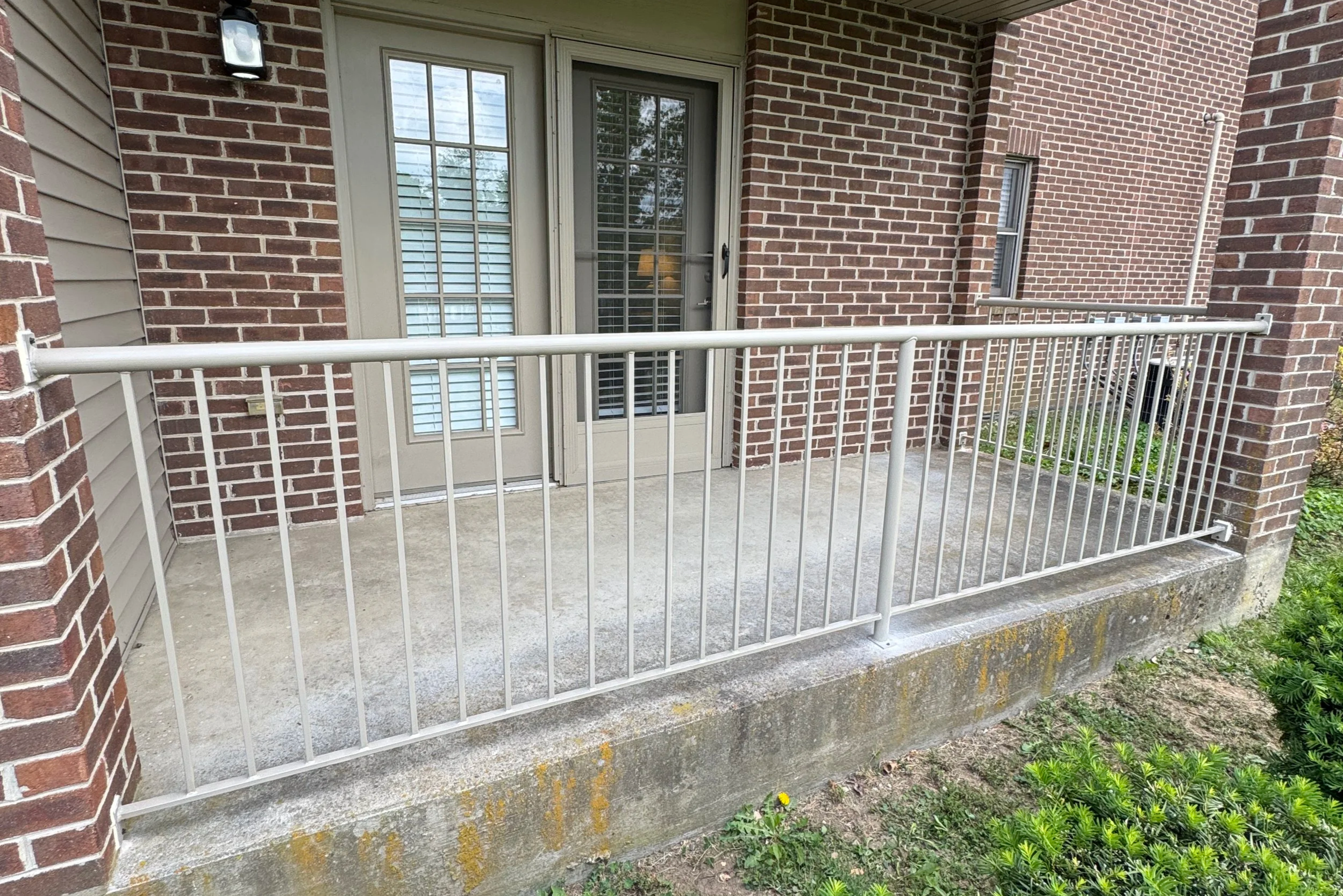 custom aluminum handrail fabrication and installation in London Kentucky