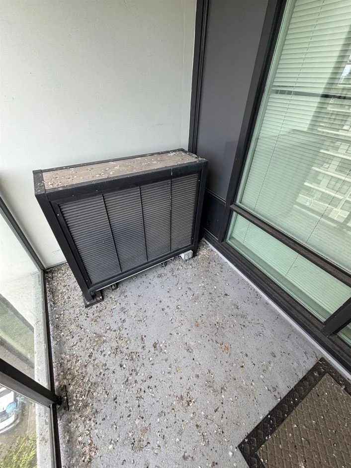 How to Remove Pigeon Droppings From a Balcony