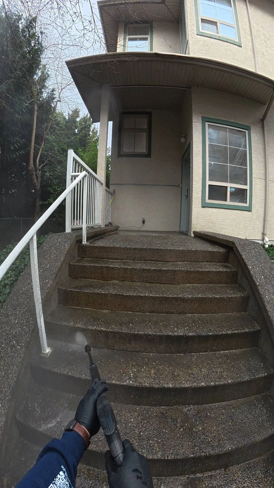 Pressure wahing a patio