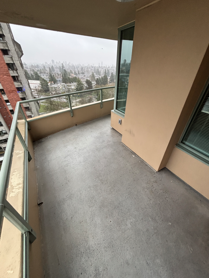 Clean balcony after BalcoScrub deep cleaning