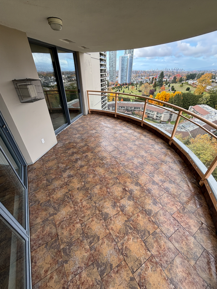 Clean balcony after BalcoScrub deep cleaning