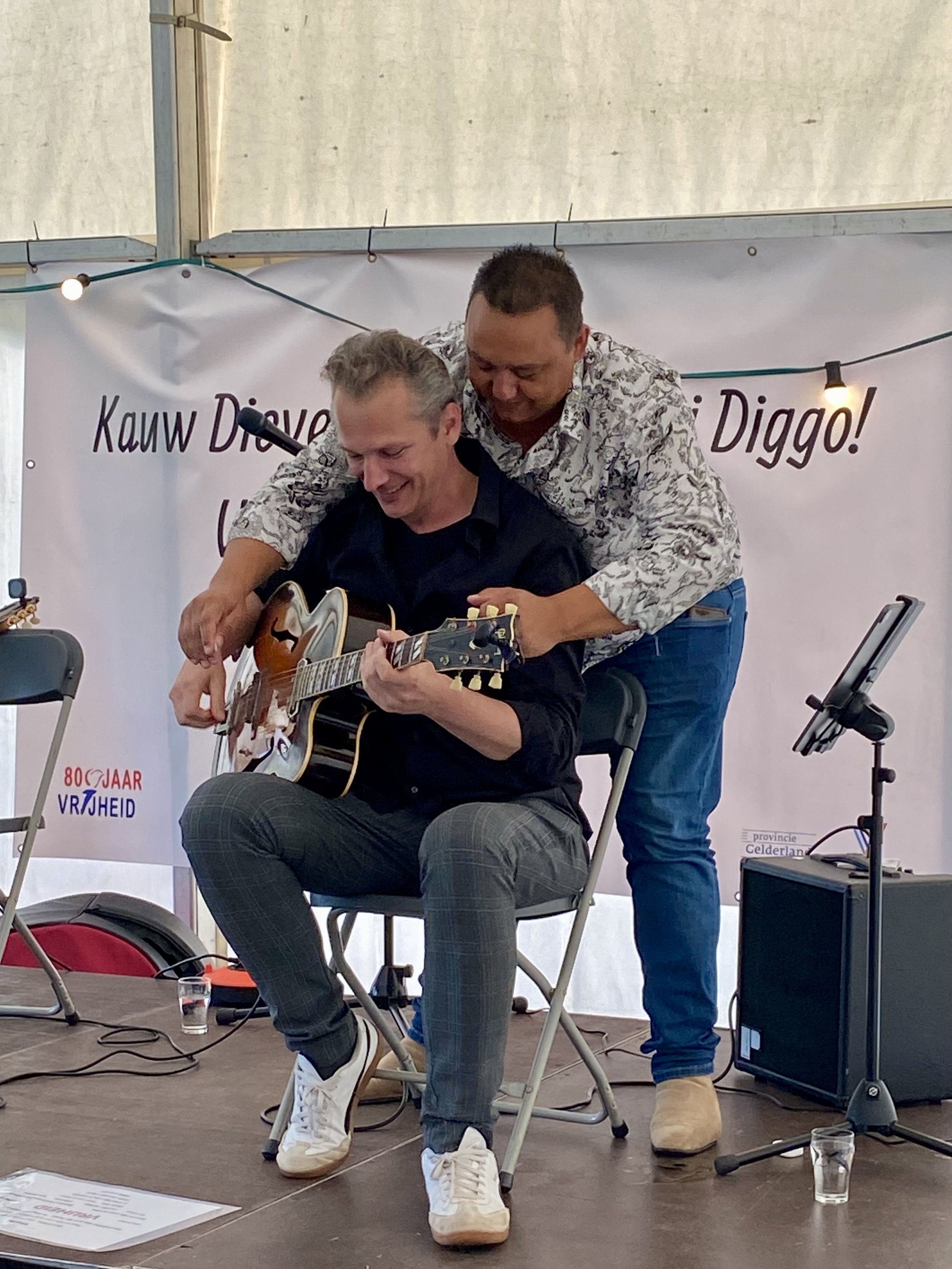 Showing how to share a guitar with Paulus Schafer