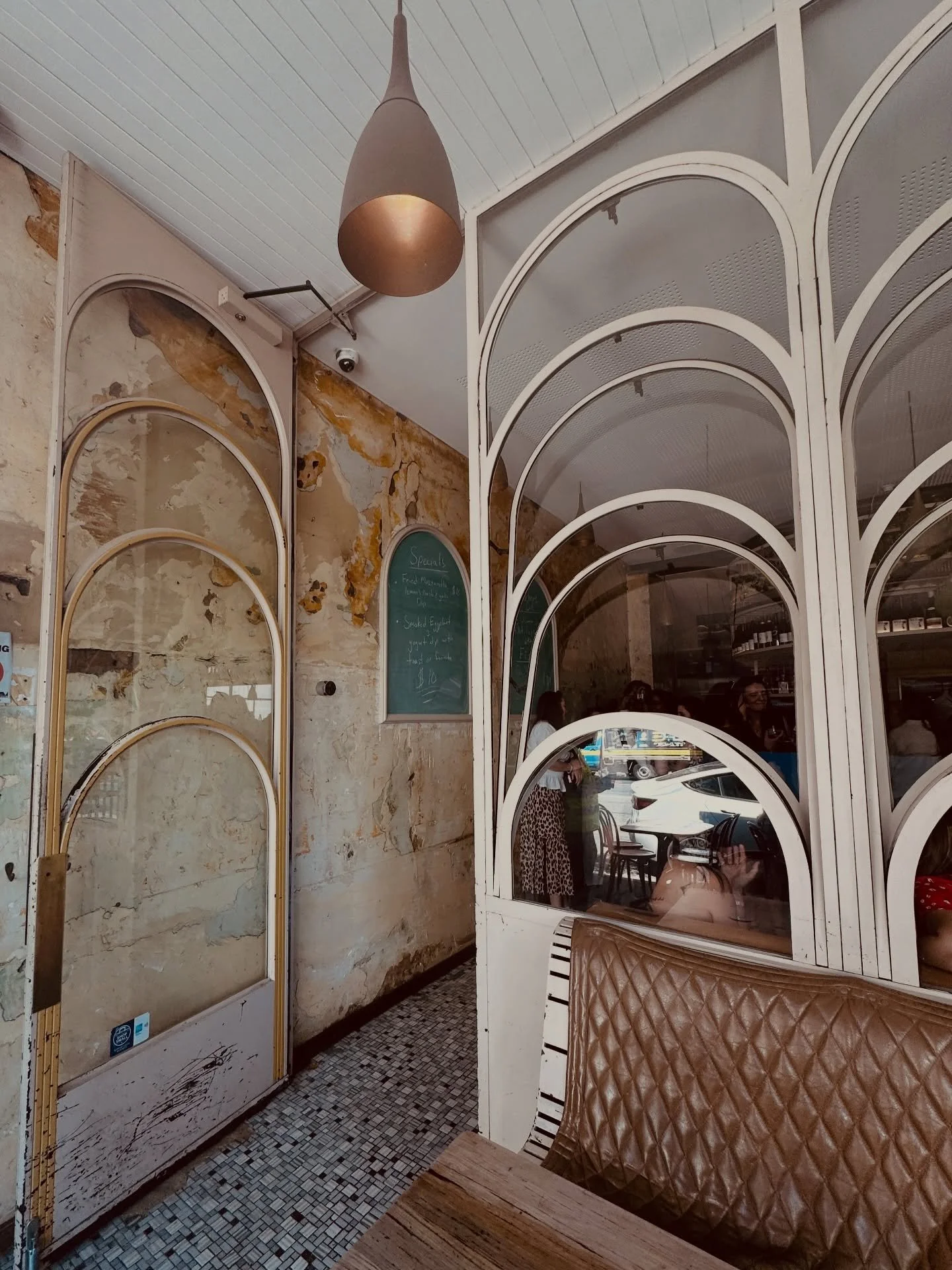 Still not over these gorgeous windows at @waygood.richmond ✨ I spotted them on Saturday while doing the @urbanwinewalk and it was a great reminder of why I love events like this. The perfect excuse to discover new venues, soak up their unique interio