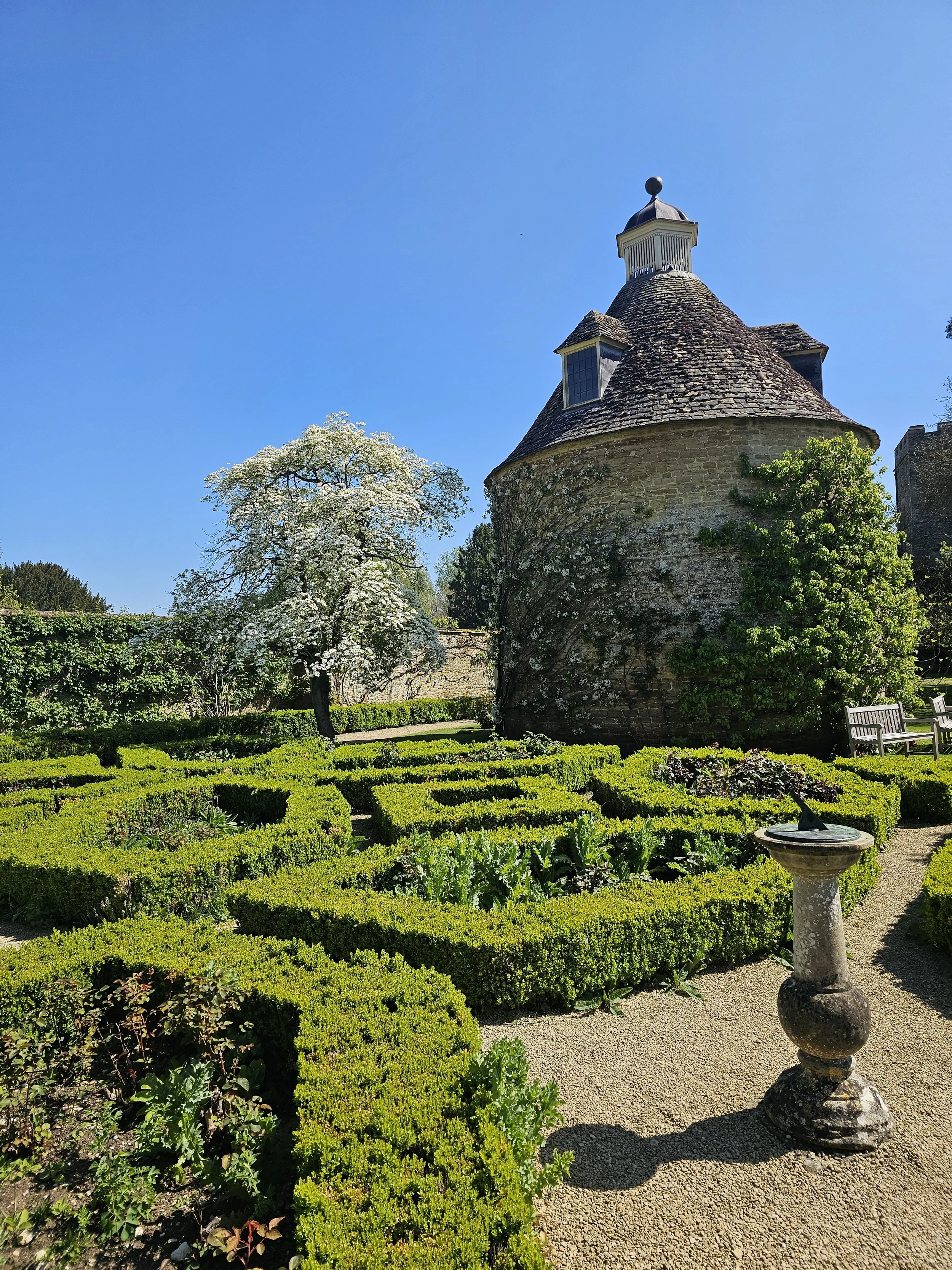 What Allows a Country Garden Belong to Its Landscape?