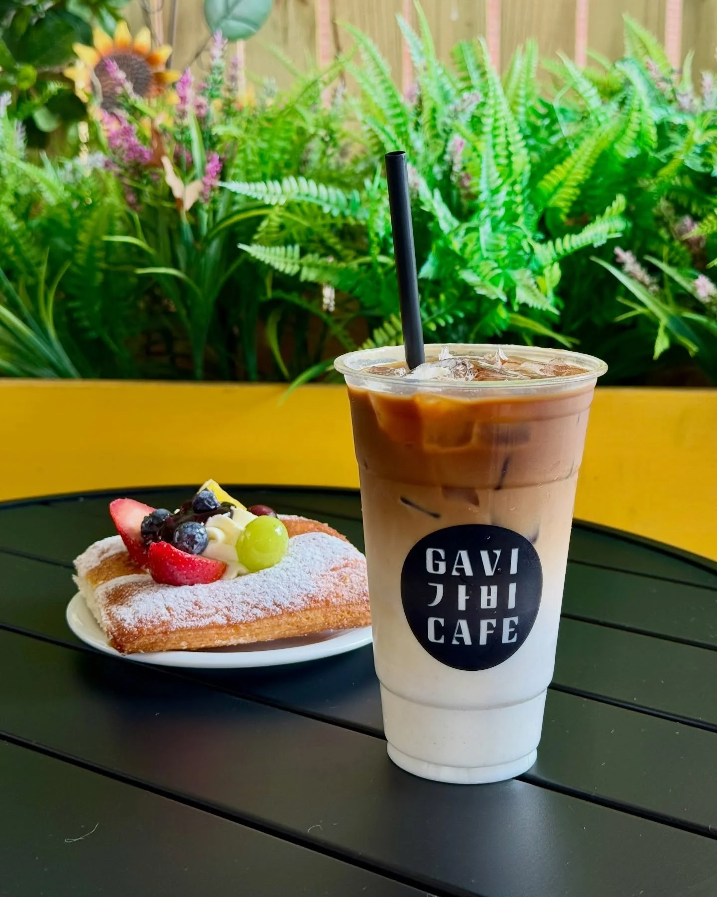 Friday plans start here🍰☕️