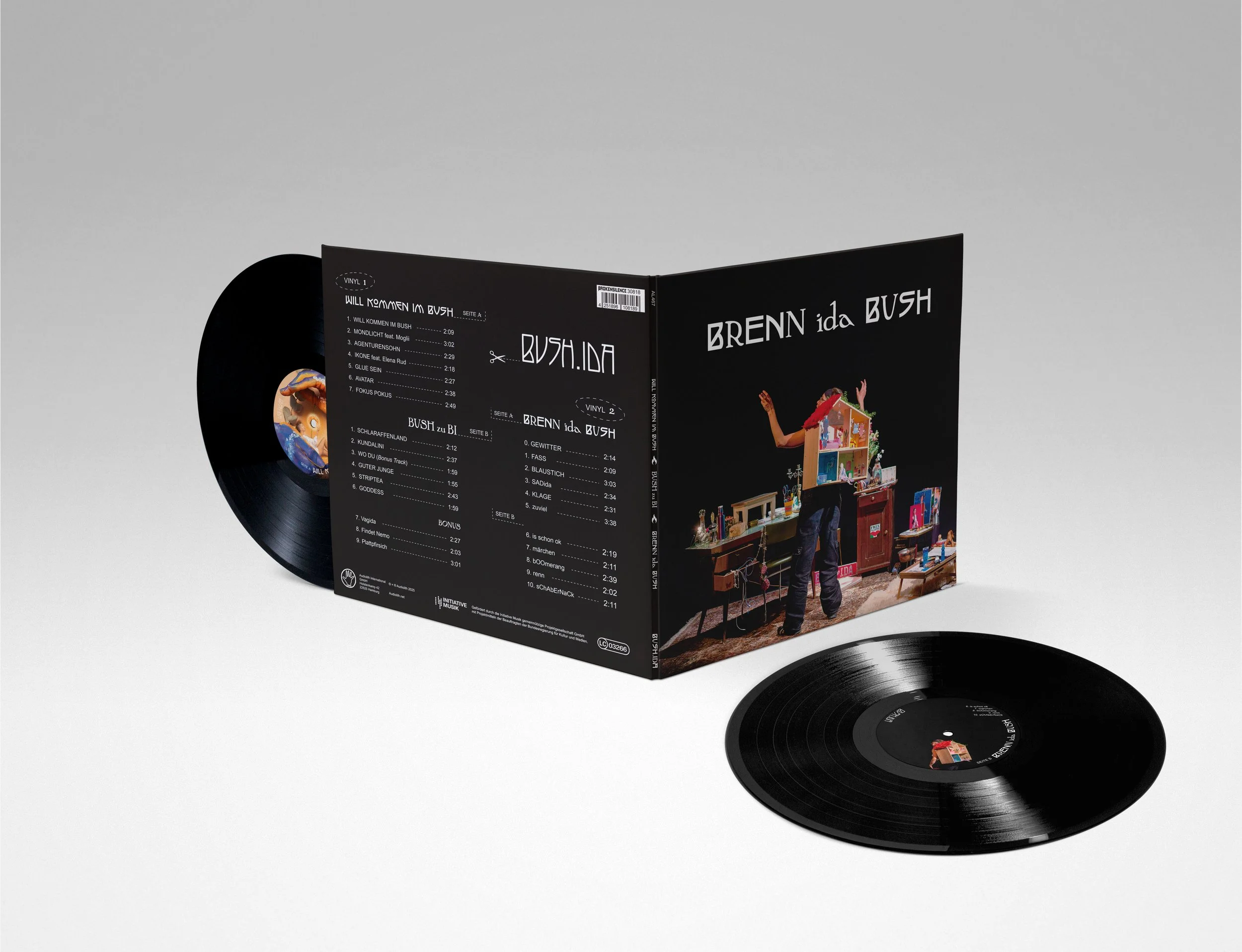 Das neue Album Brenn Ida Bush steht aufgeklappt auf weißem Hintergrund. Die beiden enthaltenen Vinyl Tonträger sind zu sehen, ebenso wie die Trackliste mit über 20 Titeln, darunter exklusiv nur auf Platte erhältliche Tracks von Bush.Ida.