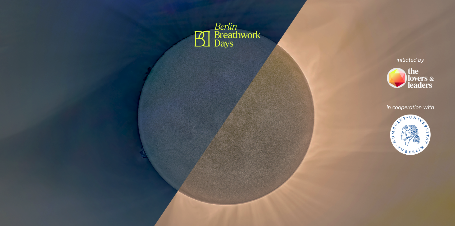 Halbierter Hintergrund mit blauem und beigem Farbverlauf, ein zentraler Kreis. Oben links steht "Berlin Breathwork Days". Rechts sind Logos von "the lovers & leaders" und der "Humboldt-Universität zu Berlin".