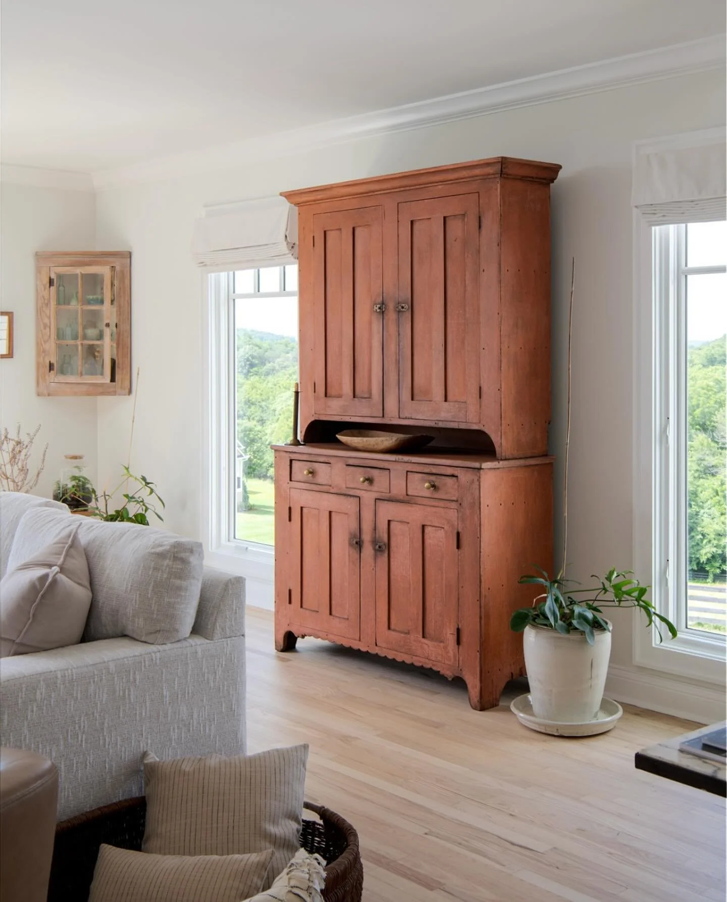 Sharing this stunning 1800s cupboard in the Gathering Room @idlewildfarmtennessee &hellip; booking soon! We can&rsquo;t wait to host you!

Interior Design: @cityfarmhouse
Photography: @victoria_pewitt
Found: @thenashvilleshow 

#idlewildfarm #idlewil