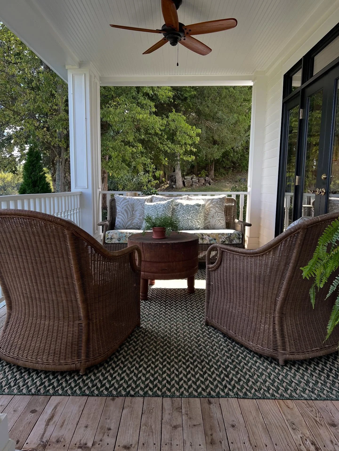 Porch sitting @idlewildfarmtennessee ☀️

#worthacountrysmile #cityfarmhouse #cityfarmhousestyle #idlewildfarm #idlewildfarmtennessee #countrylife #interiordesign #fallintennessee #october 

Interior design: @cityfarmhouse 
Antique chopping block foun