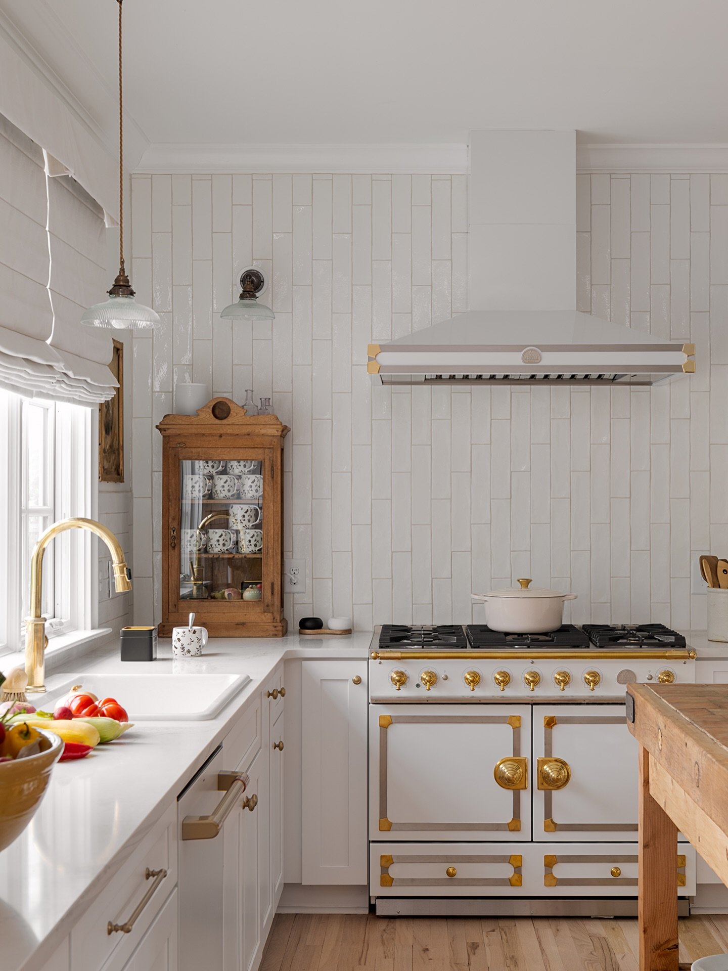 With a kitchen like this, who would ever want take out? @idlewildfarmtennessee Learn more via the link in bio.

Interior design: @cityfarmhouse range: @lacornueofficial