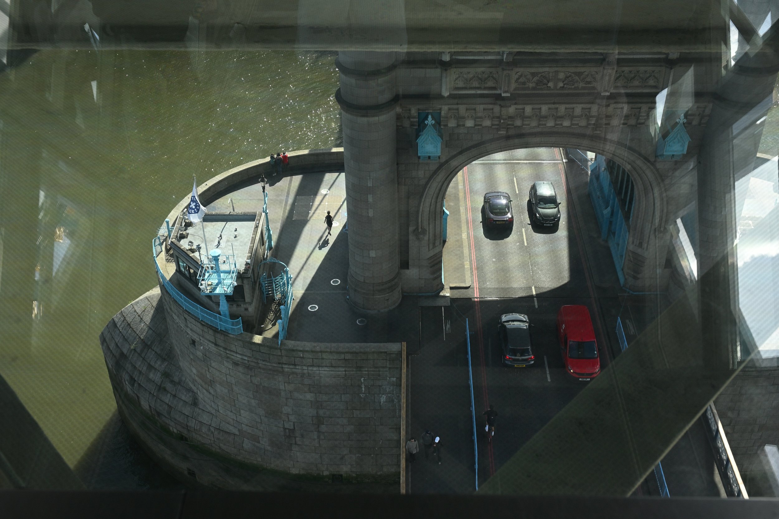 Through glass floor Tower Bridge_2763_2766.JPG