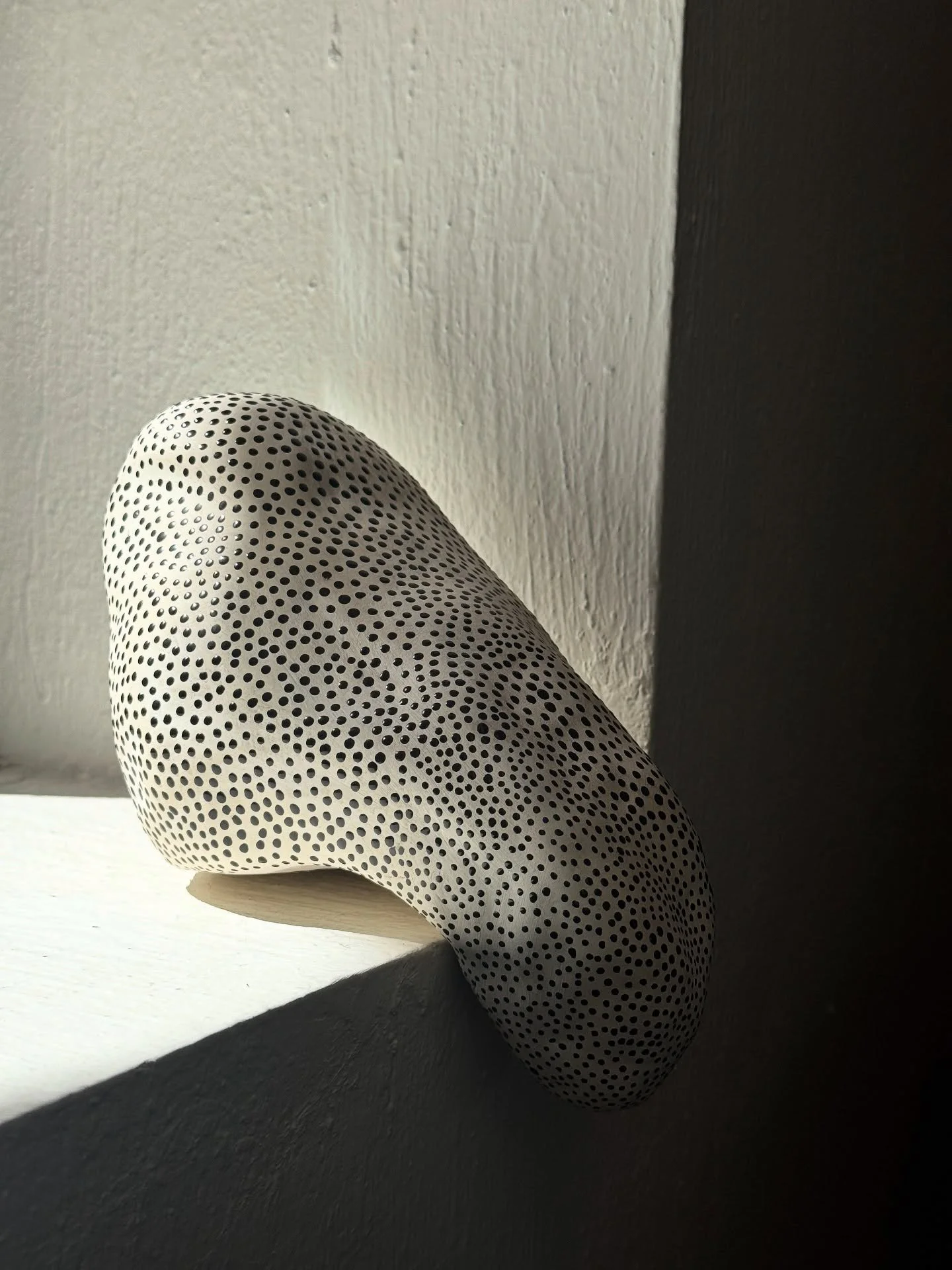 Escultura abstracta 1/1.
M&aacute;s piezas como esta est&aacute;n tomando forma en el taller, casi listas para habitar sus espacios <3 
Disponibles pronto