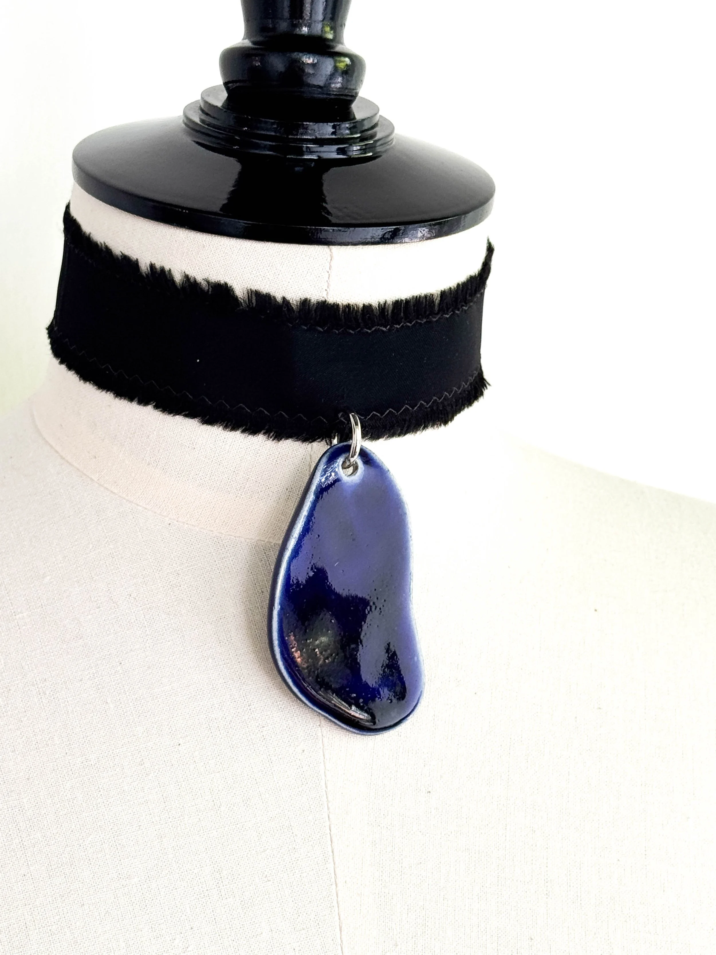 alargado azul con negro