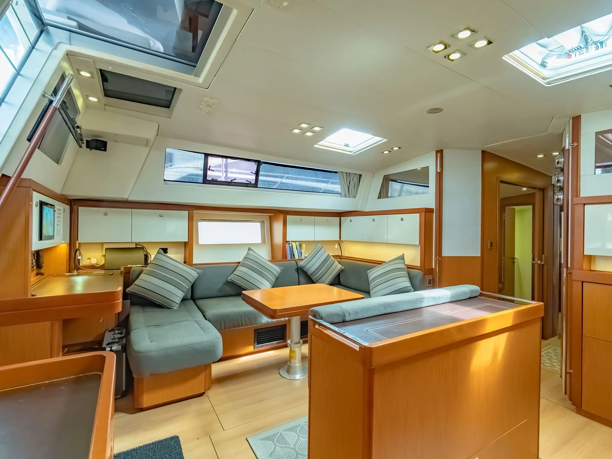 Imperia_McDYachts_Interior_18.jpg