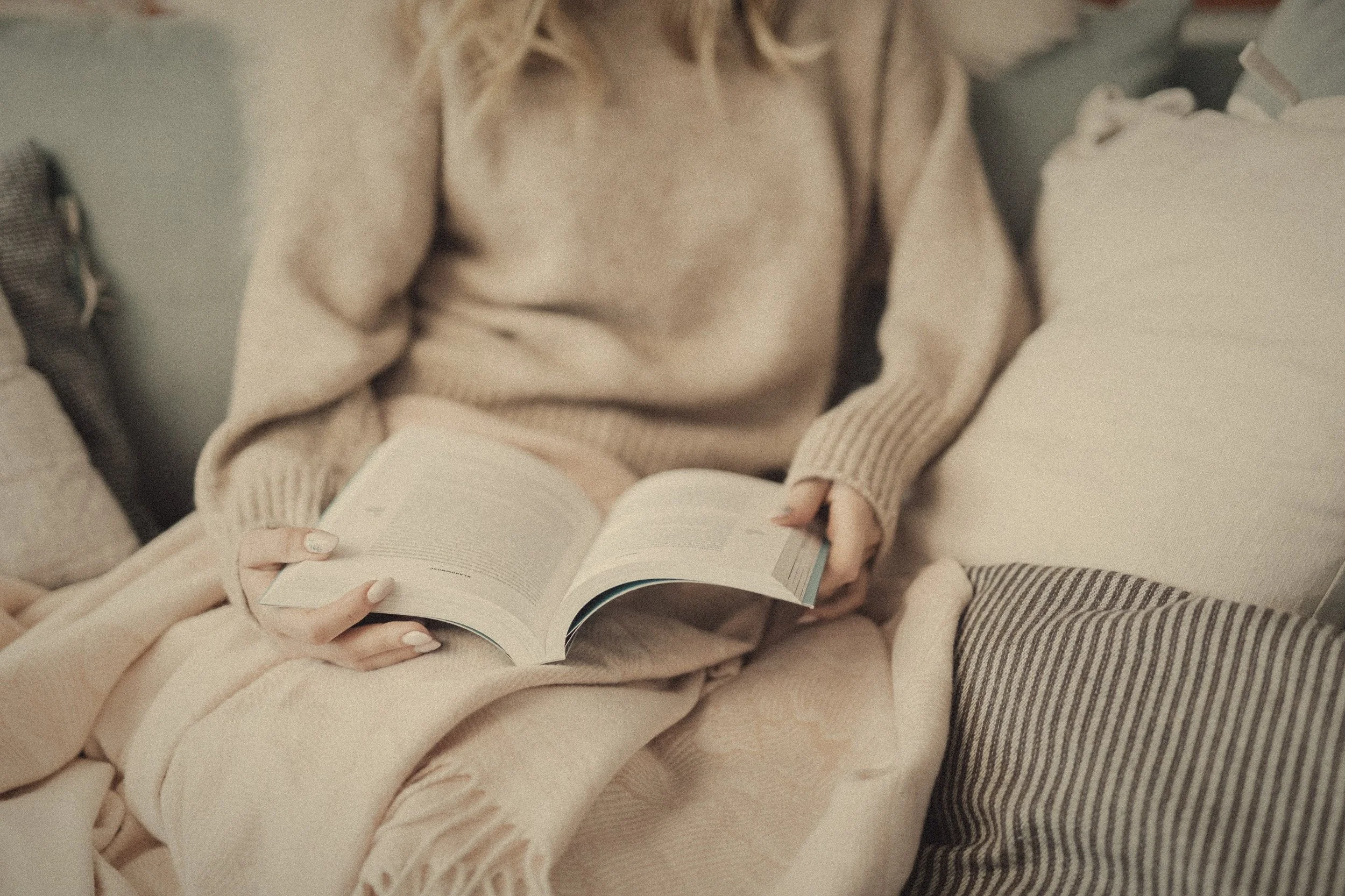 reading_blanket_sofa_vintage.jpg