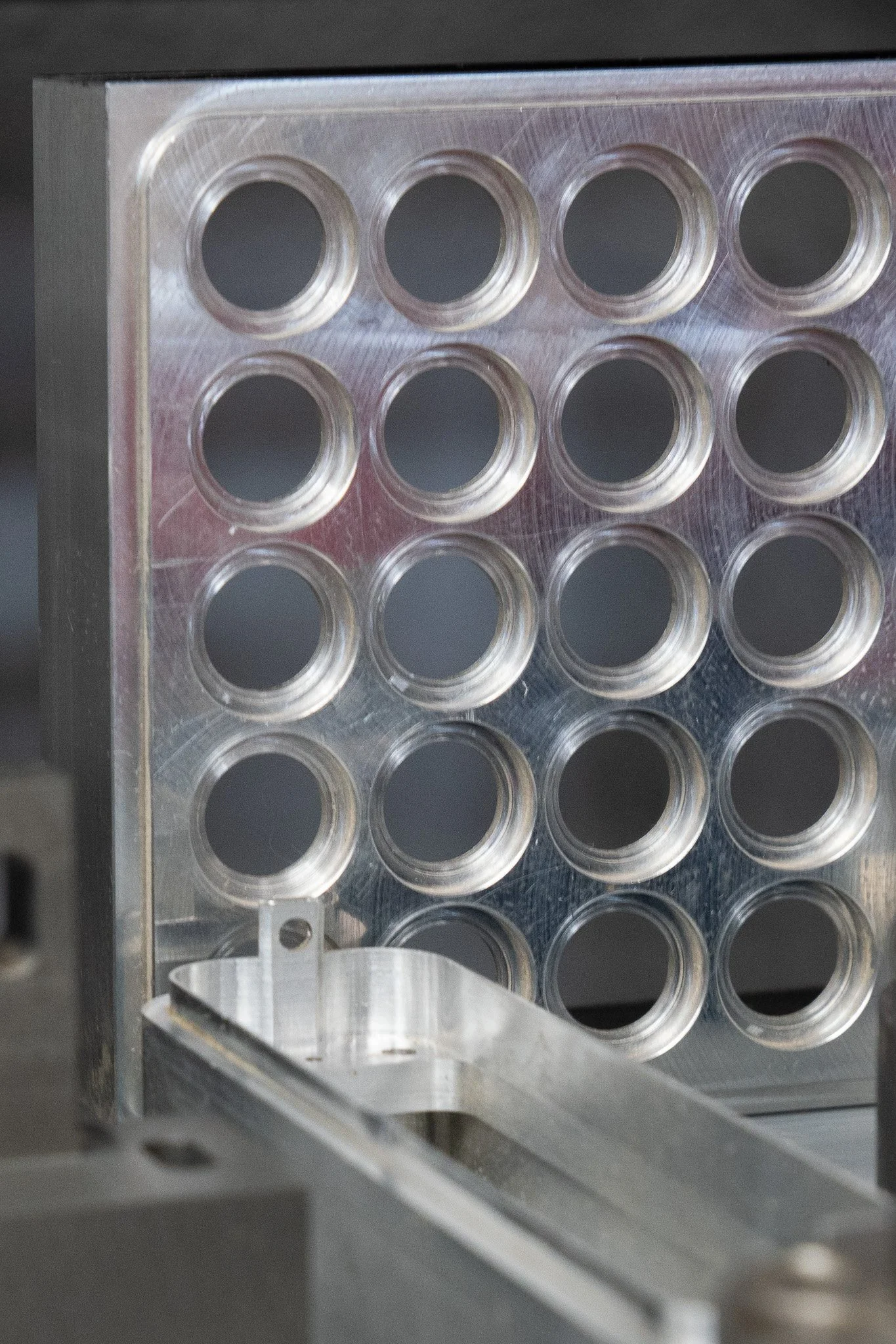 Metal bracket with high radial tolerance